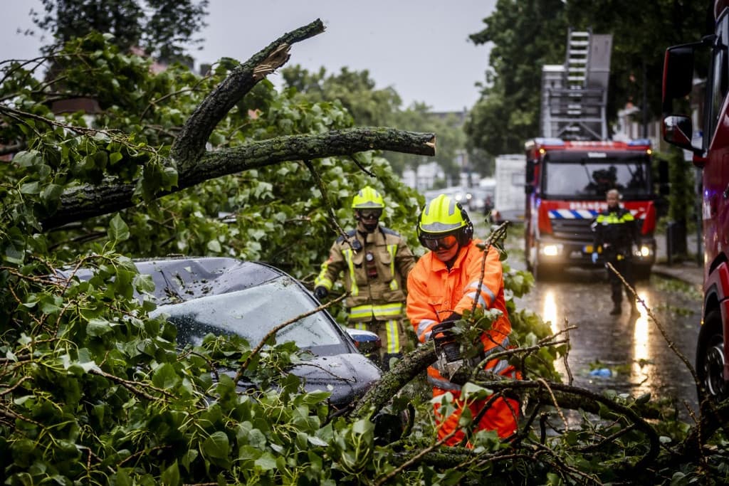 Szokatlanul heves vihar okoz fennakadásokat a légi- és a vasúti közlekedésben Hollandiában