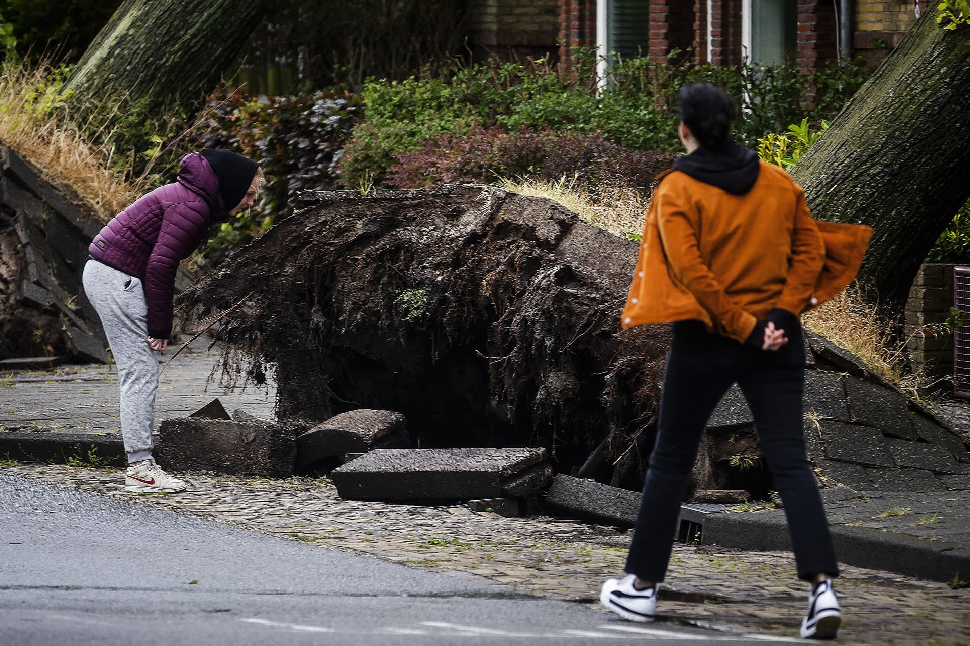 Szokatlanul heves vihar okoz fennakadásokat a légi- és a vasúti közlekedésben Hollandiában