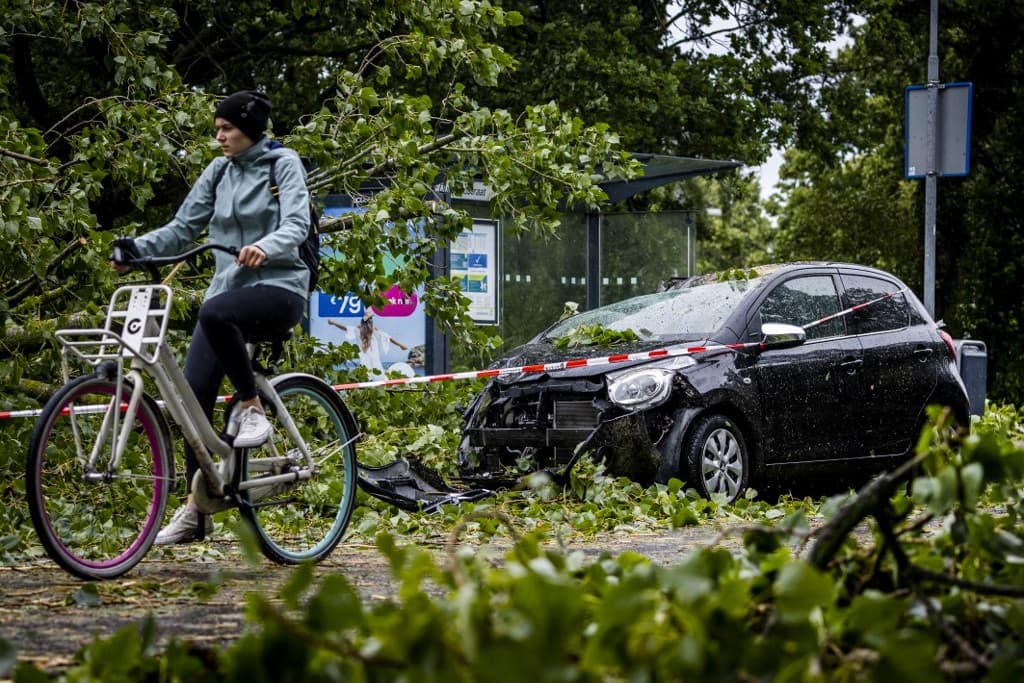 Szokatlanul heves vihar okoz fennakadásokat a légi- és a vasúti közlekedésben Hollandiában
