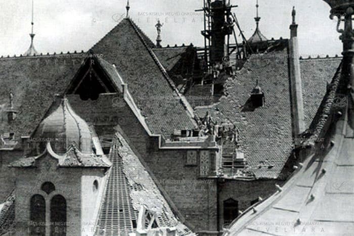 Kecskeméten iszapvulkánok törtek a felszínre, több ház összeomlott, beszakadt a Városháza mennyezete, megdőlt a zsinagóga tornya