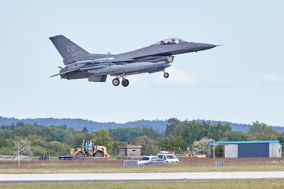 Holland védelmi miniszter: Hollandia az összes F–16-os gépét átadja Ukrajnának