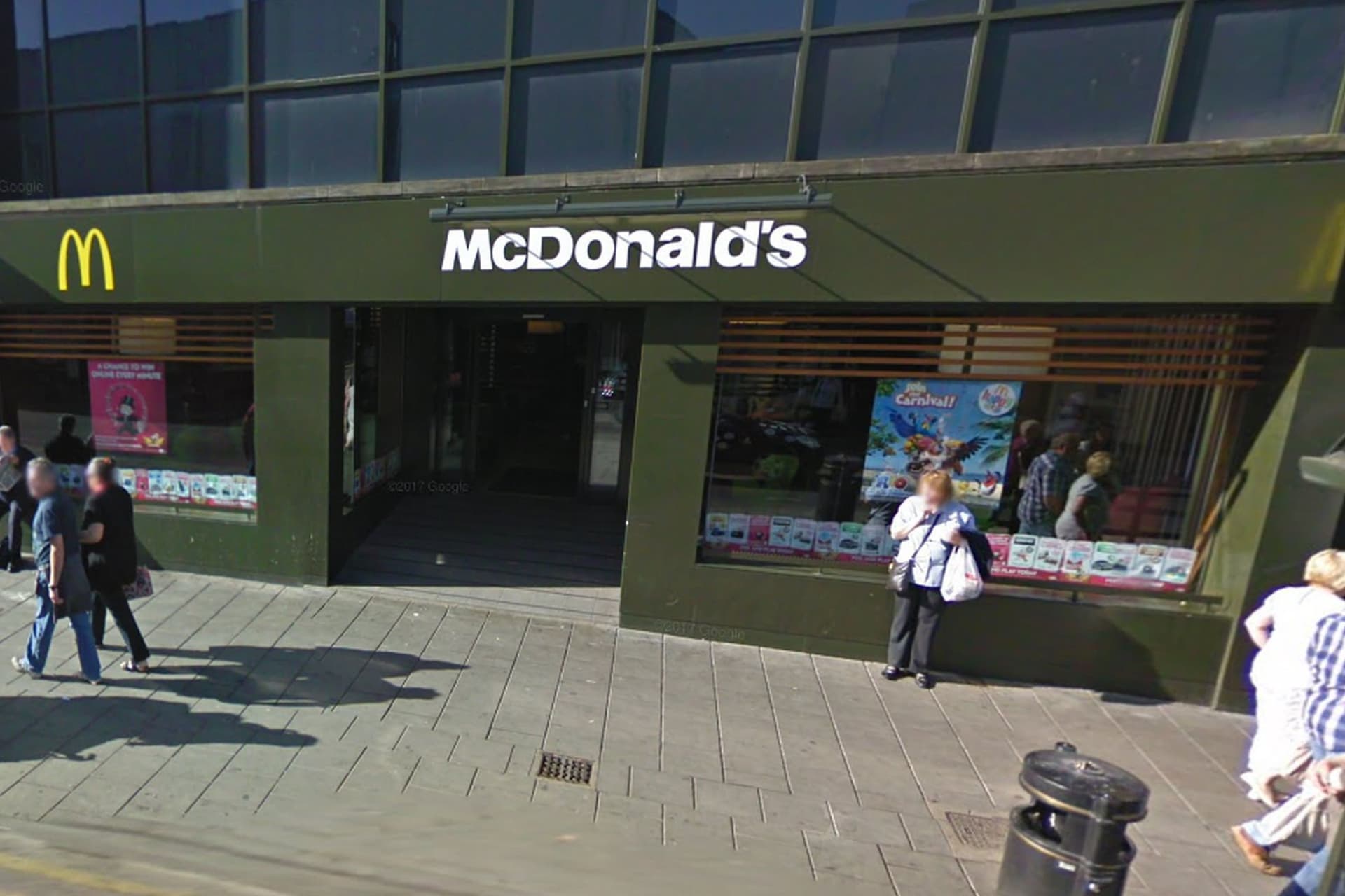 Lángra kapott egy BMW, miközben a sofőr a McDonald's-ban rendelt +VIDEÓ