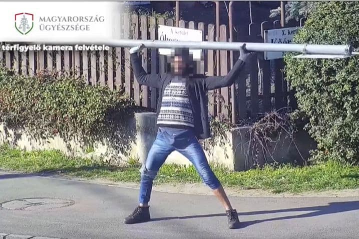 Kitépte a közlekedési táblát, majd megtámadta az autósokat egy budapesti férfi + VIDEÓ