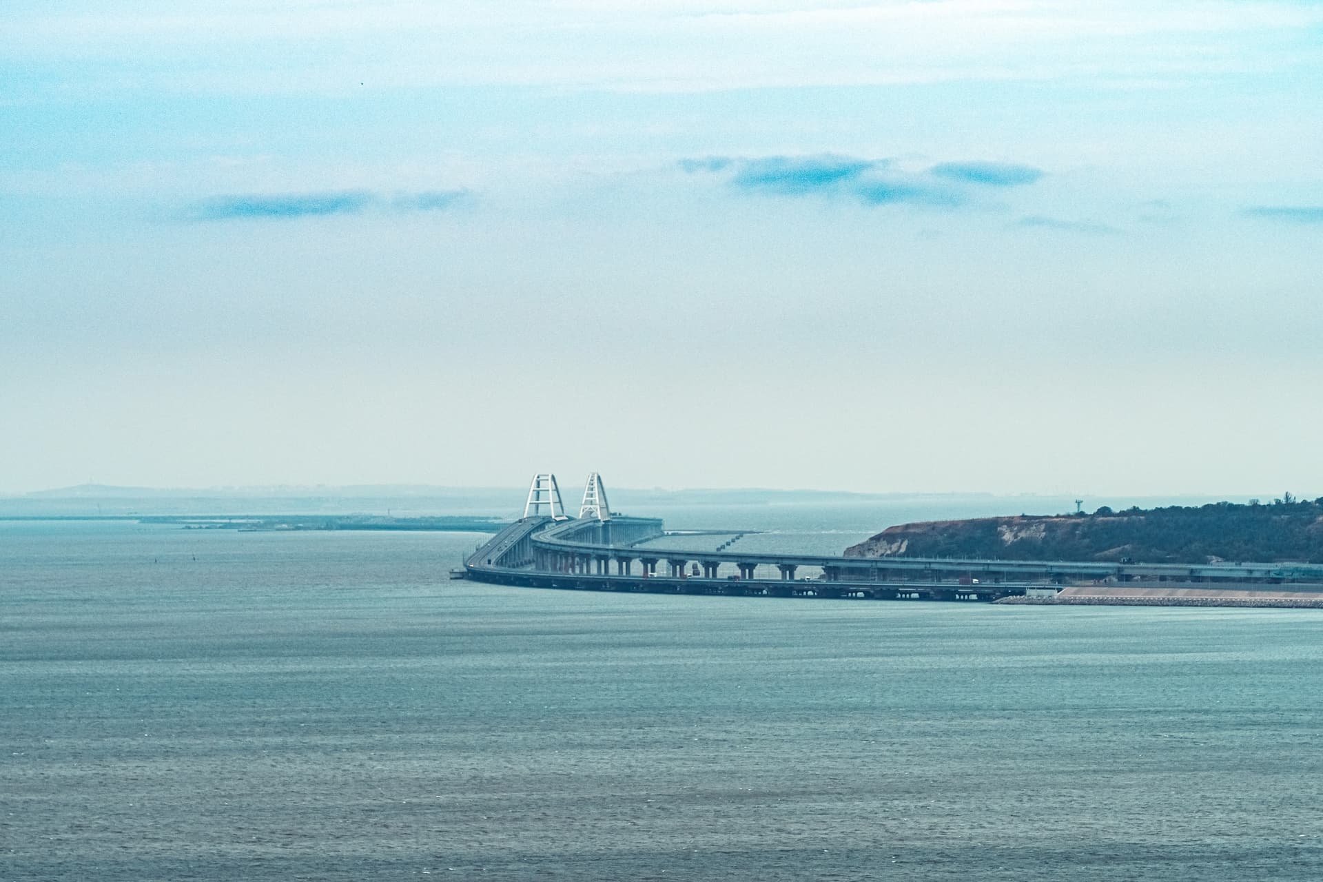 Ukrán rakétákat lőttek le a Krími-hídnál