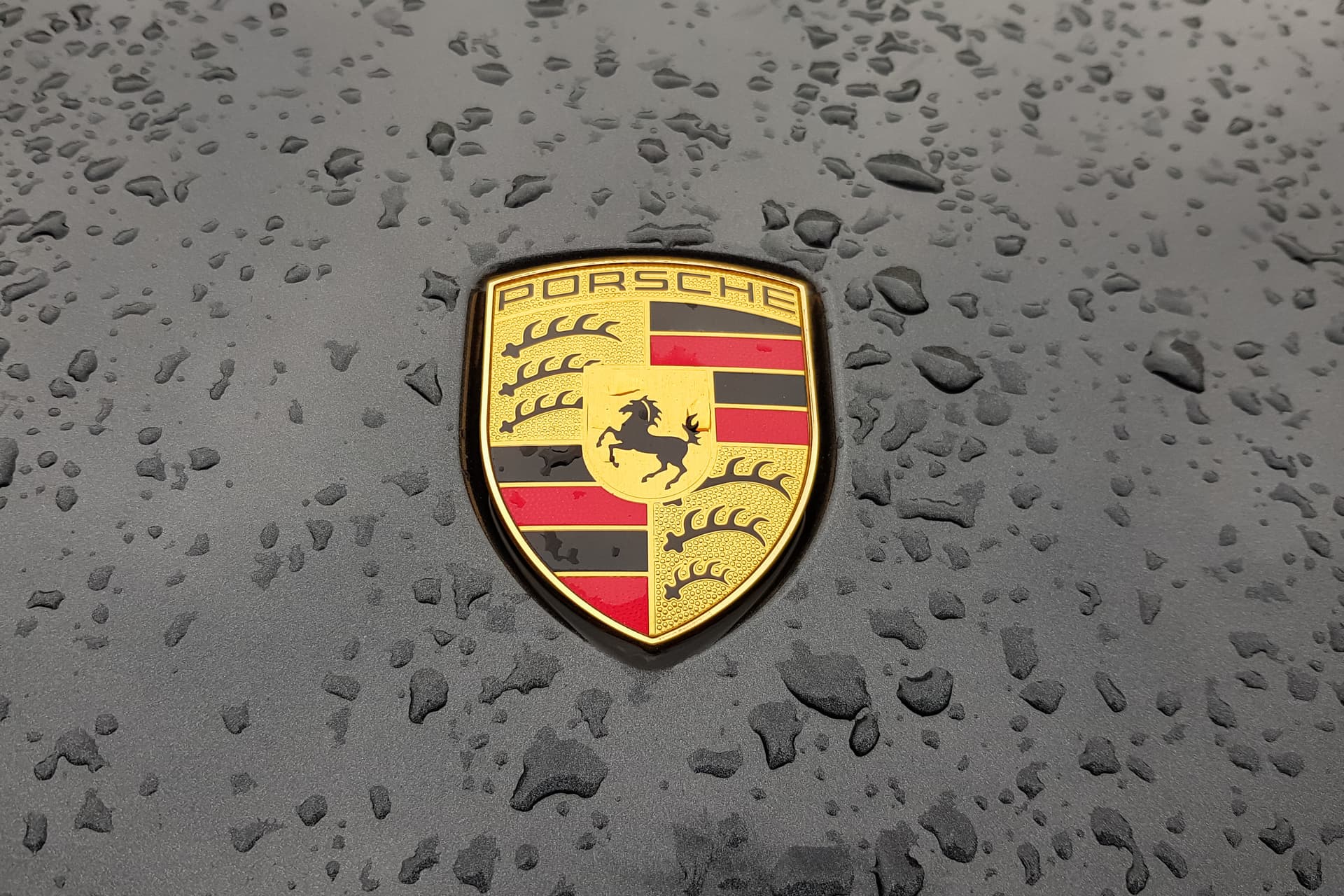 Kiradírozták a Jézus-szobrot a Porsche reklámfilmjéből