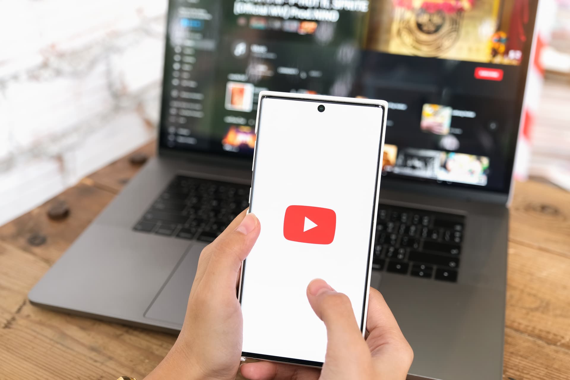 Lecsap a YouTube azokra a videókra, amelyekben hazudnak a rák gyógyításáról
