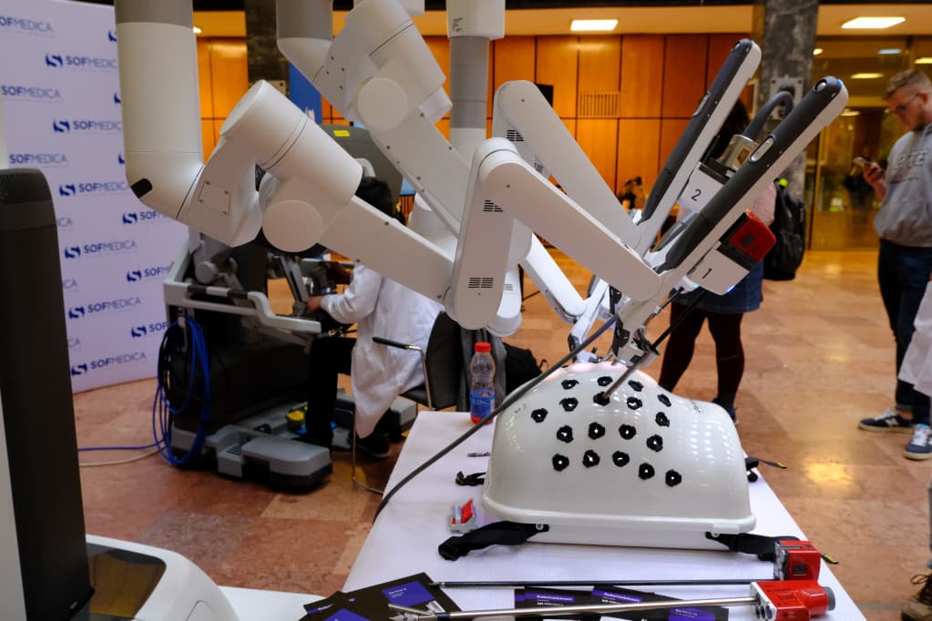 Robotsebészeti műtőasztalt használnak Pécsen