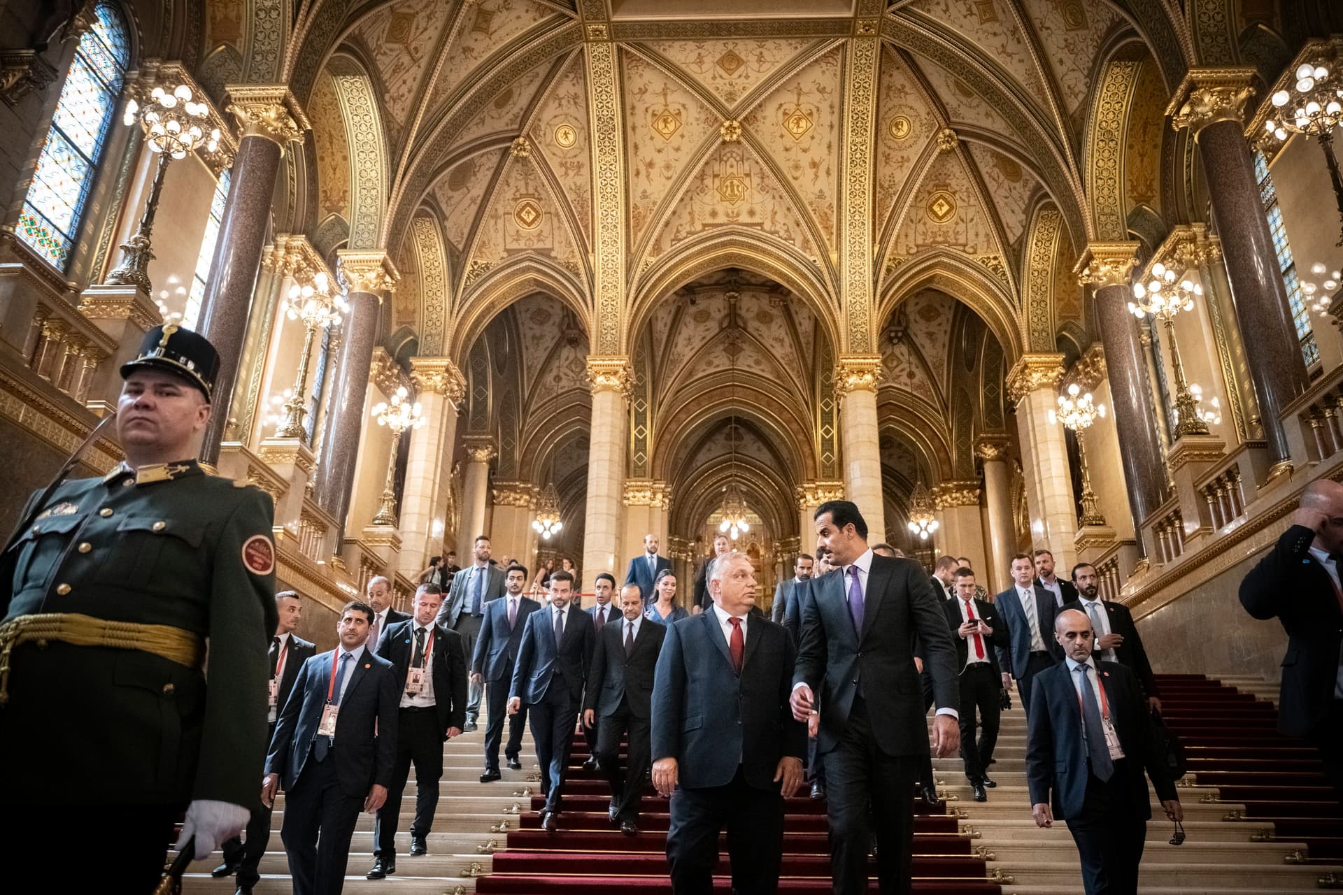 A parlamentbe látogatott a katari emír Orbán Viktor kíséretében