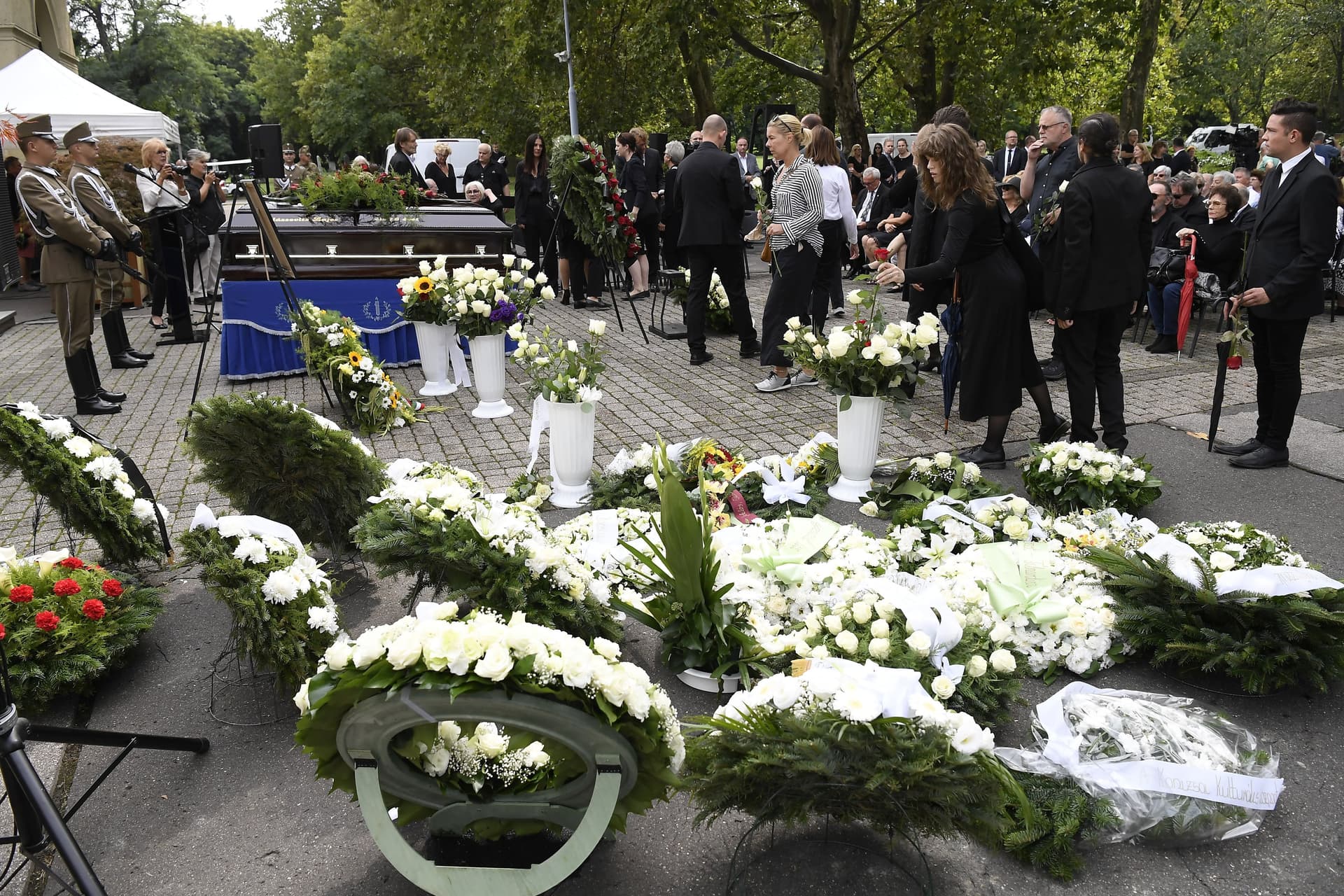 Végső búcsút vettek Balázsovits Lajostól, a nemzet színészétől