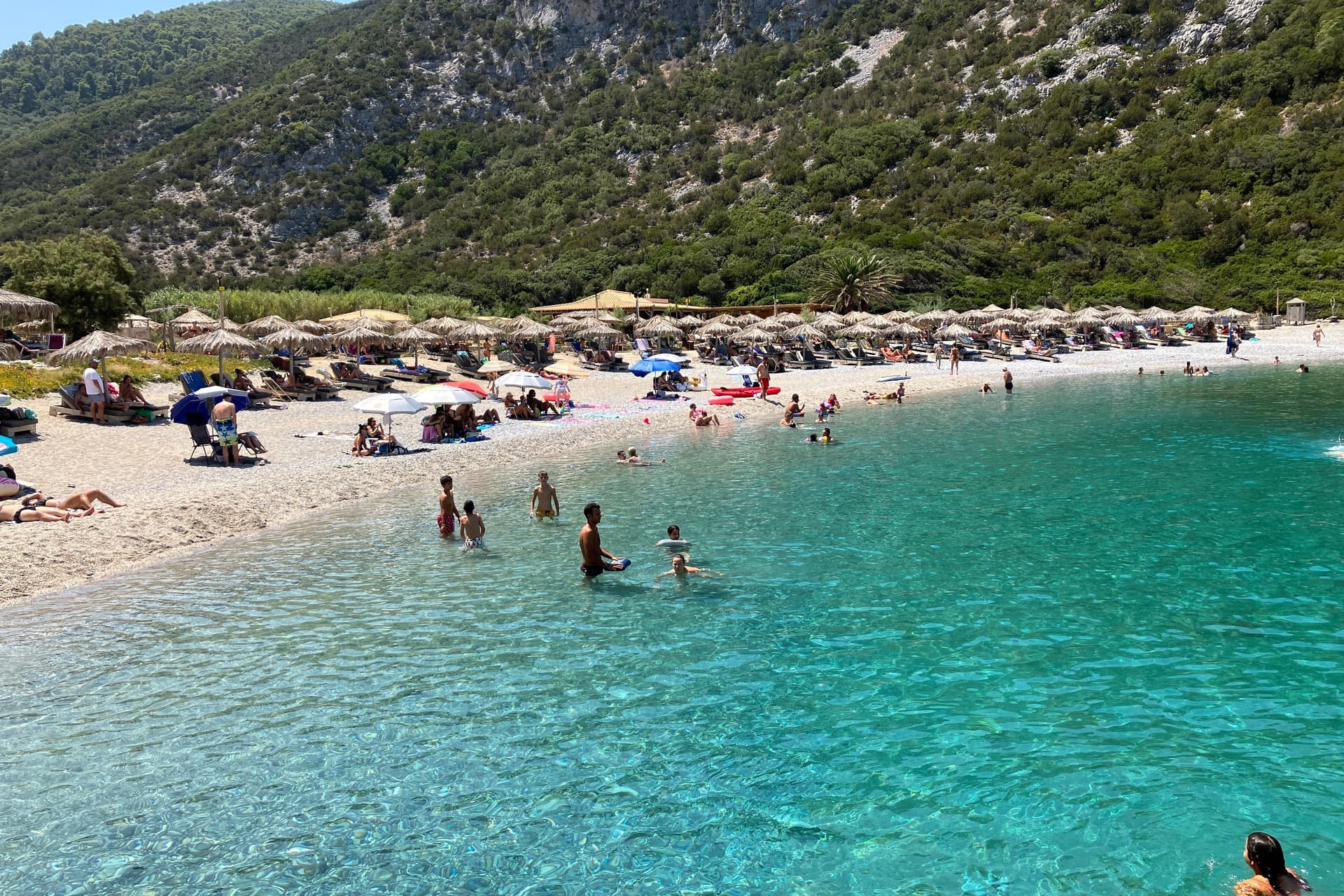 Videón, ahogy lecsap a víztölcsér a népszerű görög strandra