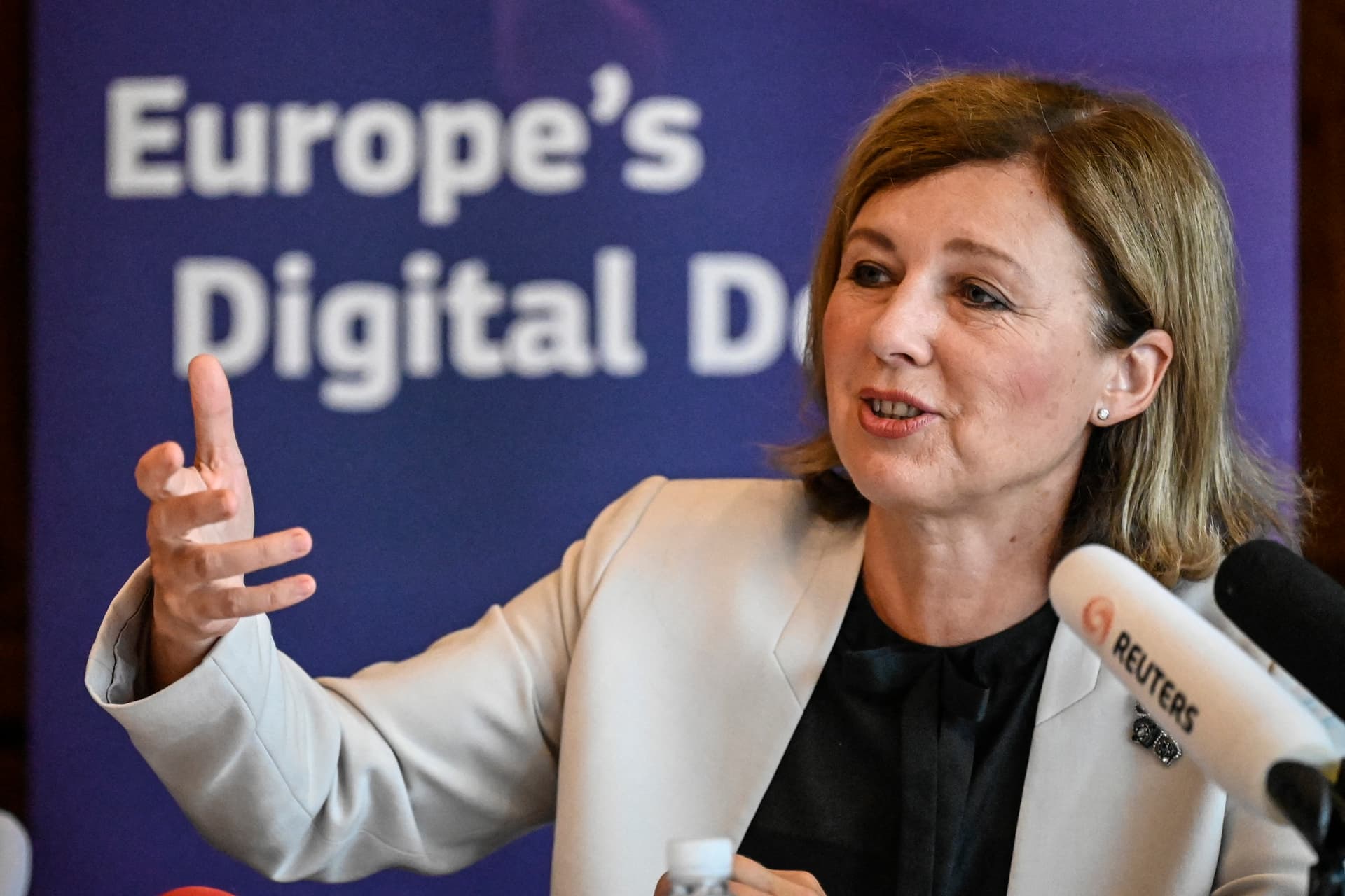 Jourová: Az EB támogatja Lengyelországot a jogállamiság visszaállításában