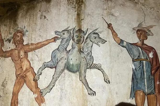 Az alvilág őrzőjét ábrázoló lepecsételt sírt találtak