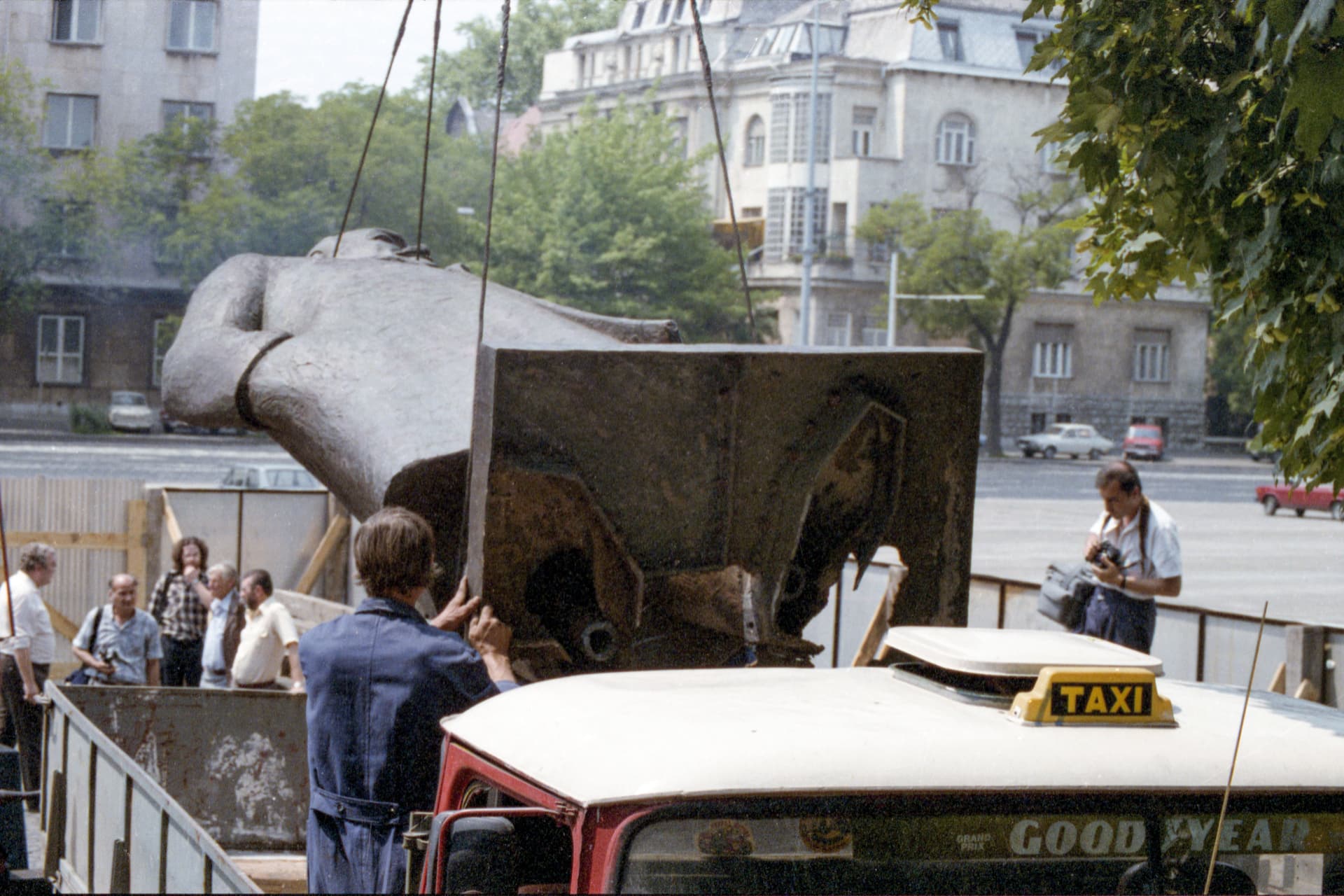 Antall Péter Lenin szobor ledöntés Budapest Felvonulási tér