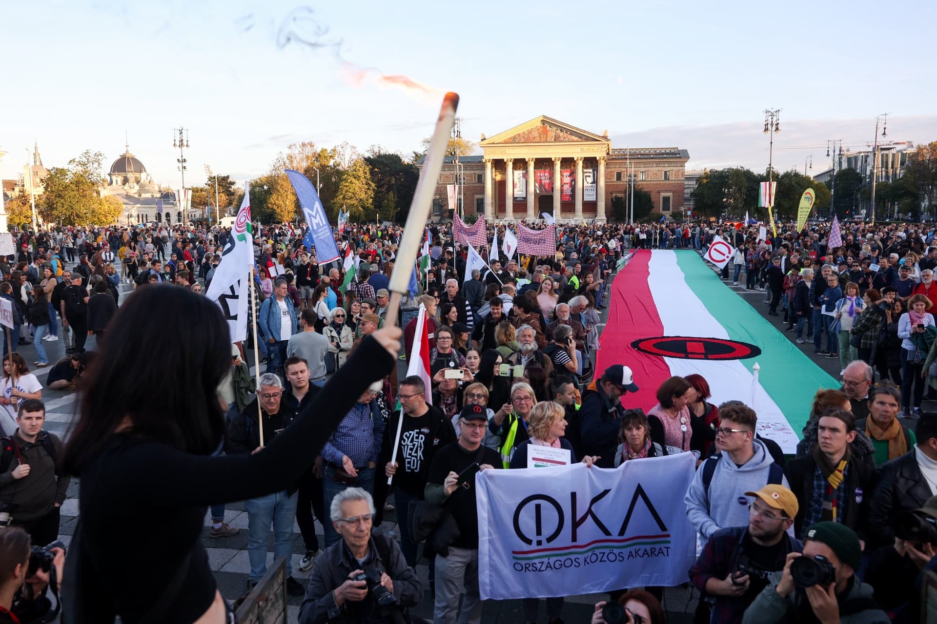 Október 23 illusztráció és Szabadság! Érted. Tüntetés
