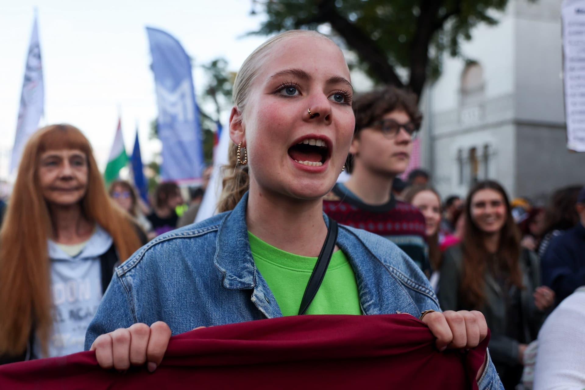 Október 23 illusztráció és Szabadság! Érted. Tüntetés