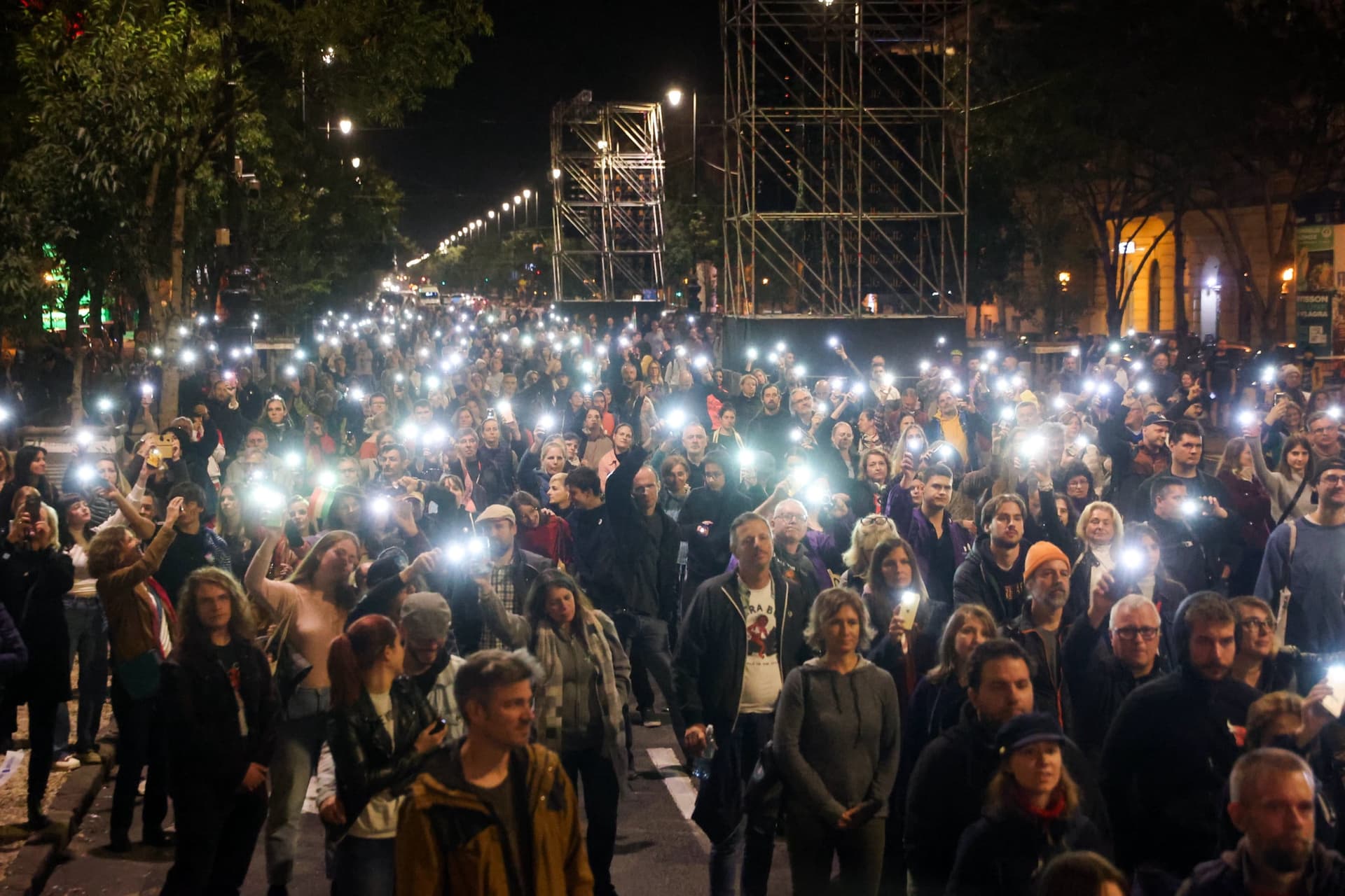 Október 23 illusztráció és Szabadság! Érted. Tüntetés