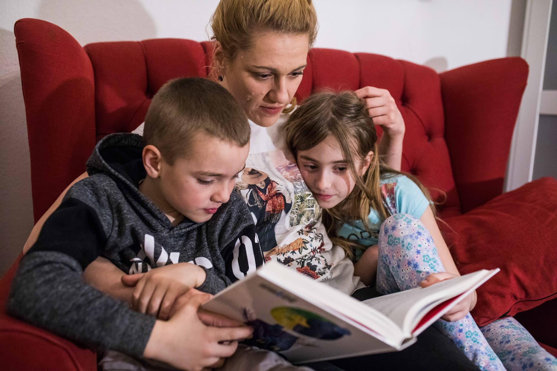 Fejleszti a szókincset, a képzelőerőt, segíti az önismeretet