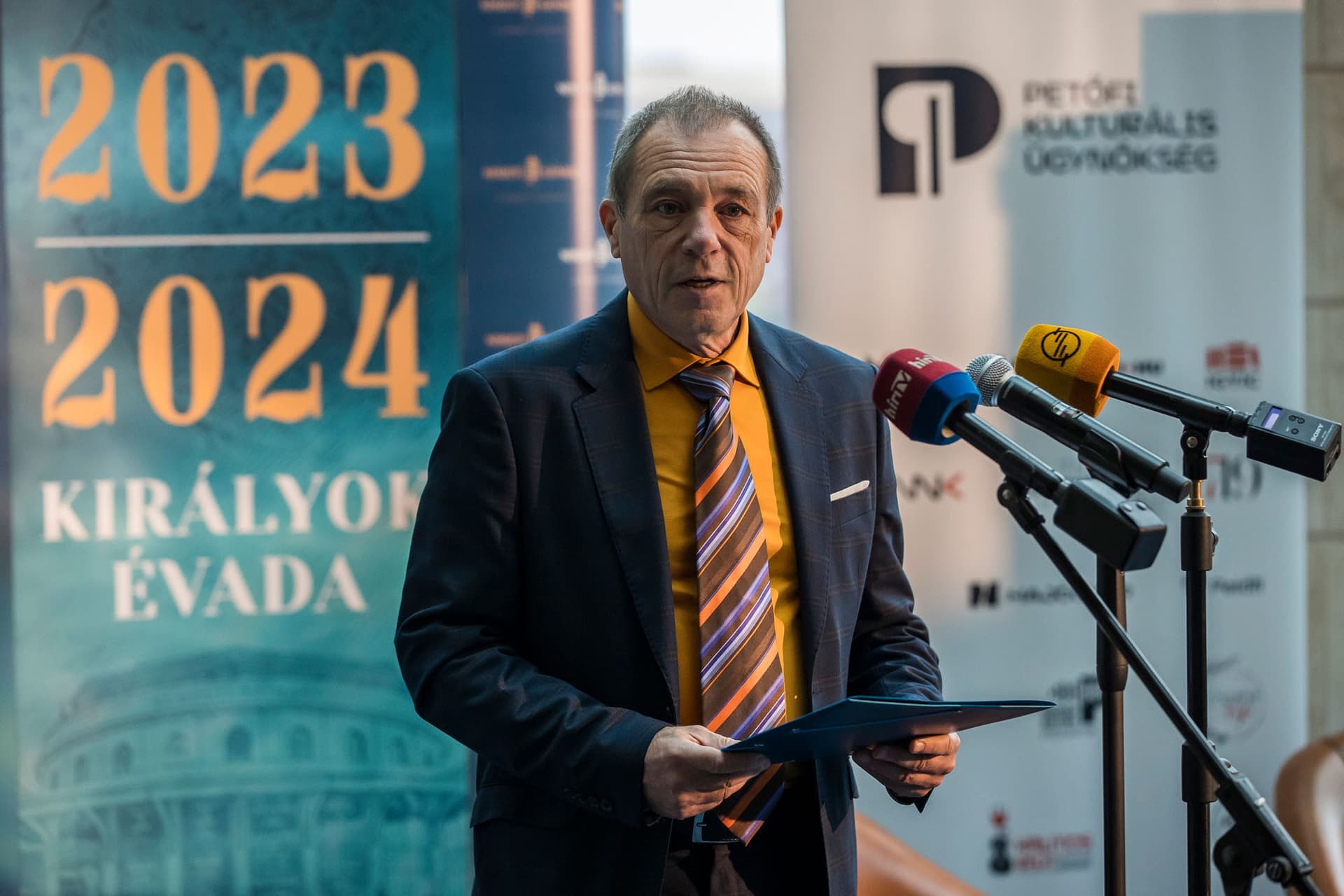 Balázs Géza magyar nyelvész, néprajzkutató, egyetemi tanár beszédet mond  a magyar nyelv napja alkalmából rendezett díjátadó ünnepségen a Magyar Nemzeti Színházban