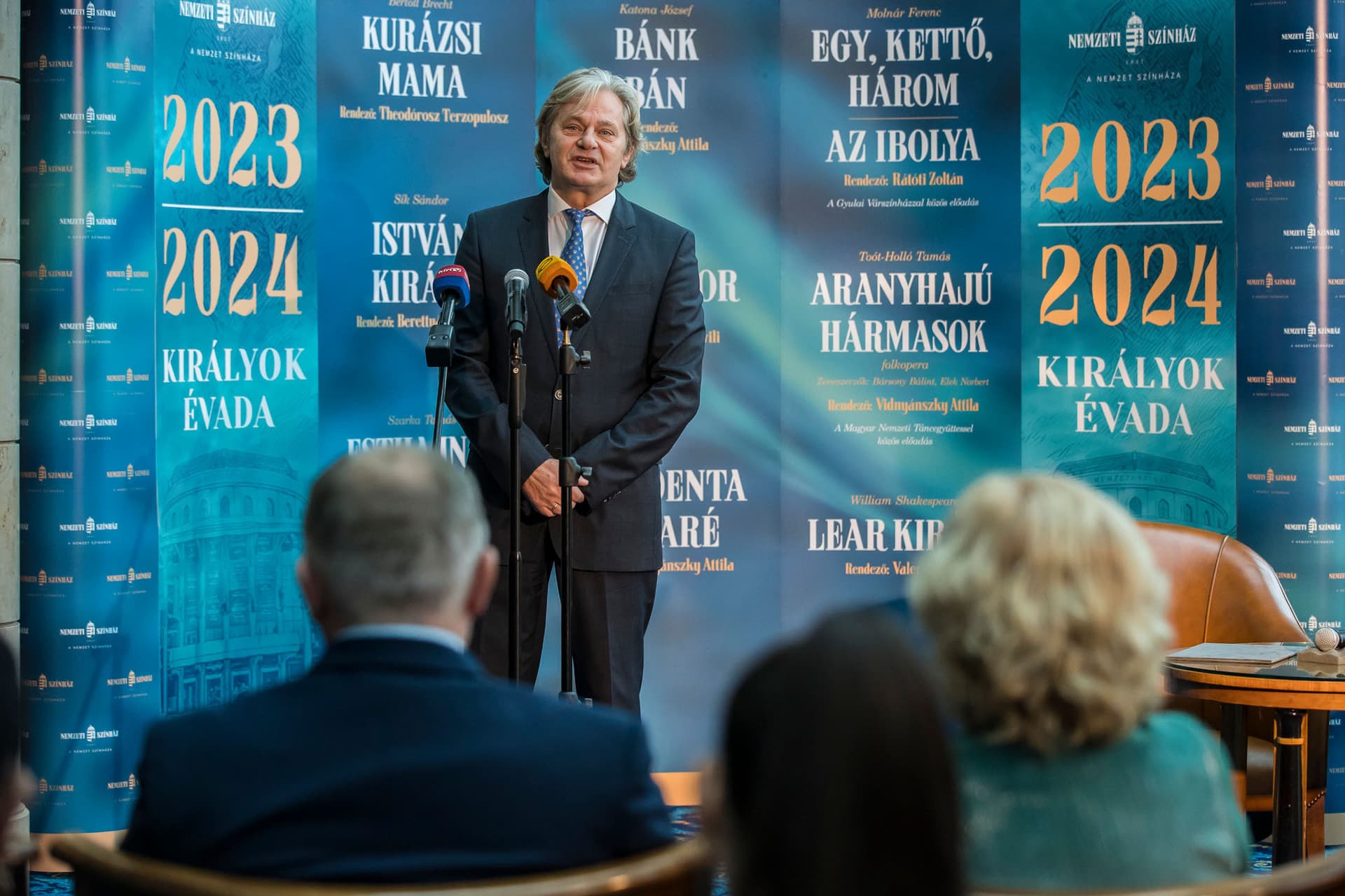 Rátóti Zoltán beszédet mond  a magyar nyelv napja alkalmából rendezett díjátadó ünnepségen a Magyar Nemzeti Színházban