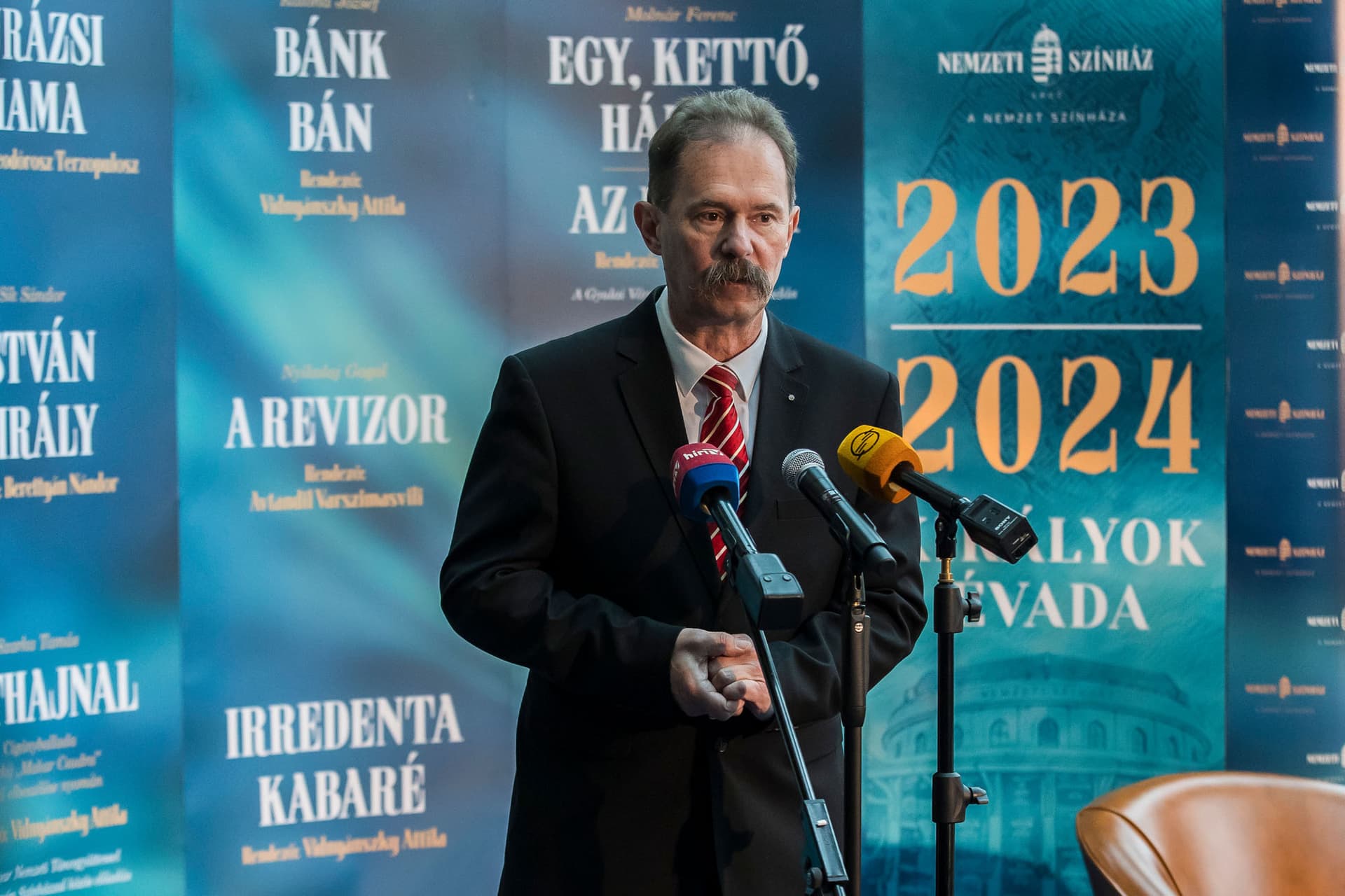 Szamosvölgyi Péter Sátoraljaújhely polgármestere beszédet mond  a magyar nyelv napja alkalmából rendezett díjátadó ünnepségen a Magyar Nemzeti Színházban