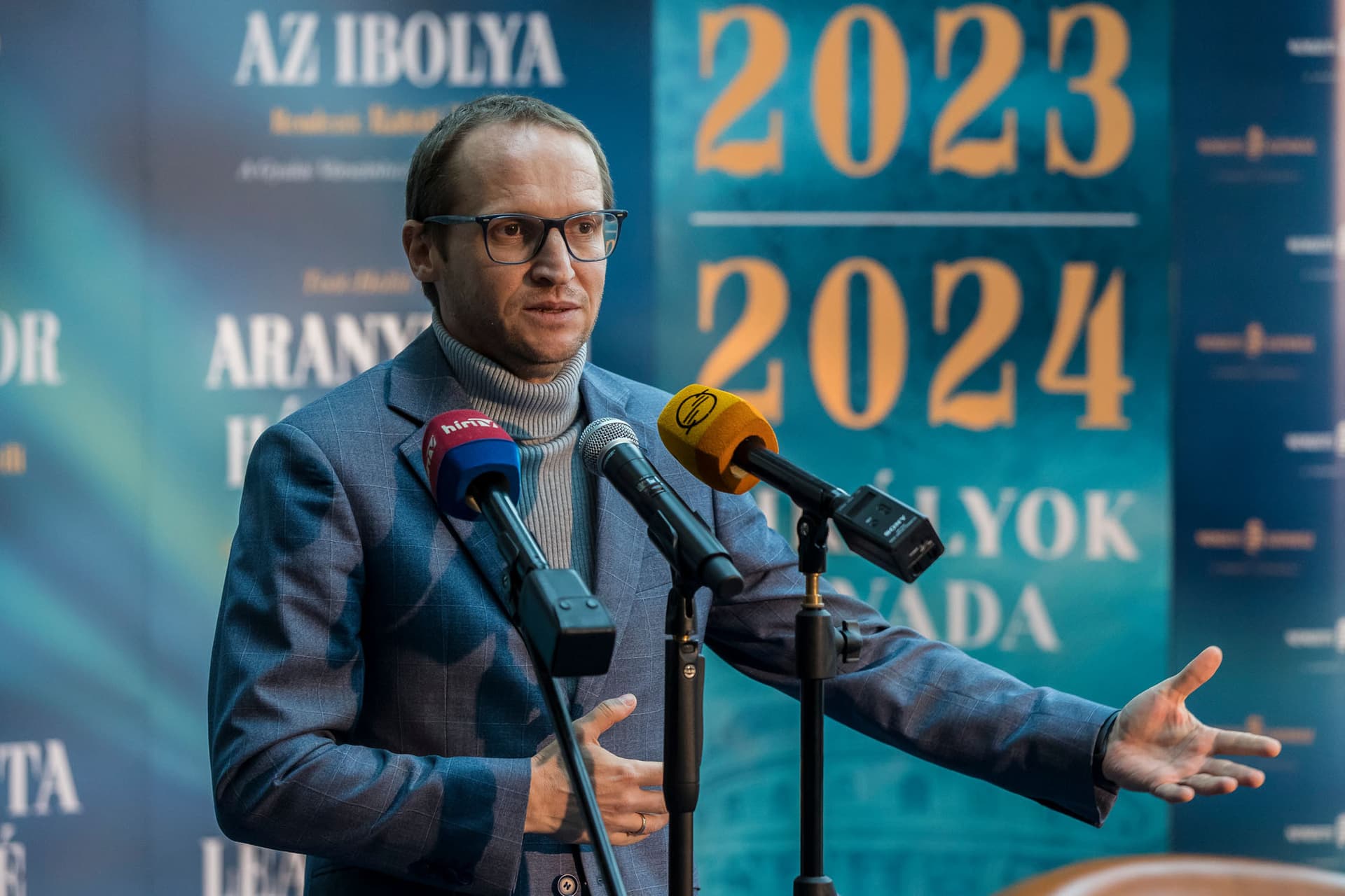 Demeter szilárd  Petőfi Kulturális Ügynökség vezérigazgatója beszédet mond  a magyar nyelv napja alkalmából rendezett díjátadó ünnepségen a Magyar Nemzeti Színházban