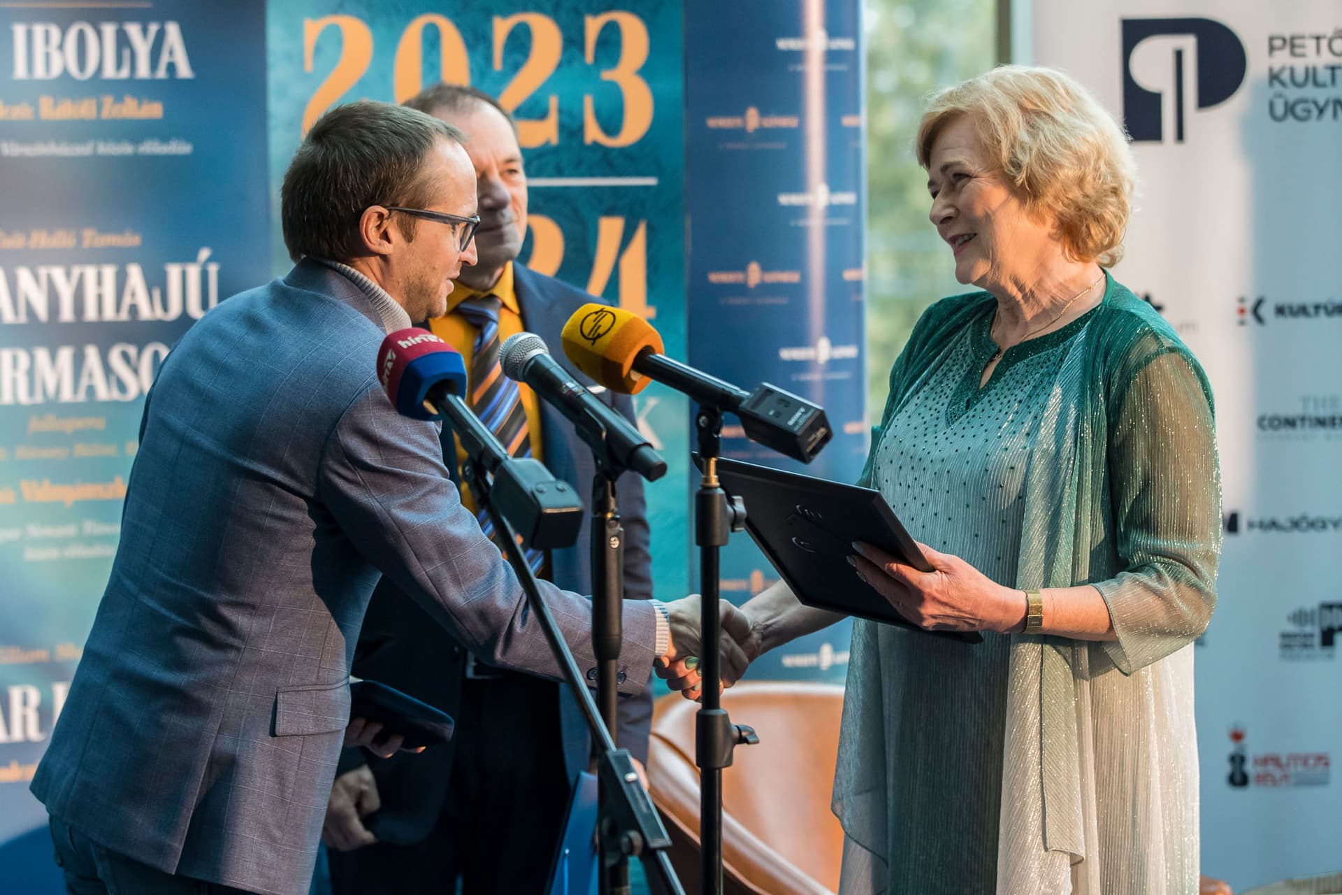 Demeter Szilárd díjat ad át Széplaki Erzsébetnek a magyar nyelv napja alkalmából rendezett díjátadó ünnepségen a Magyar Nemzeti Színházban