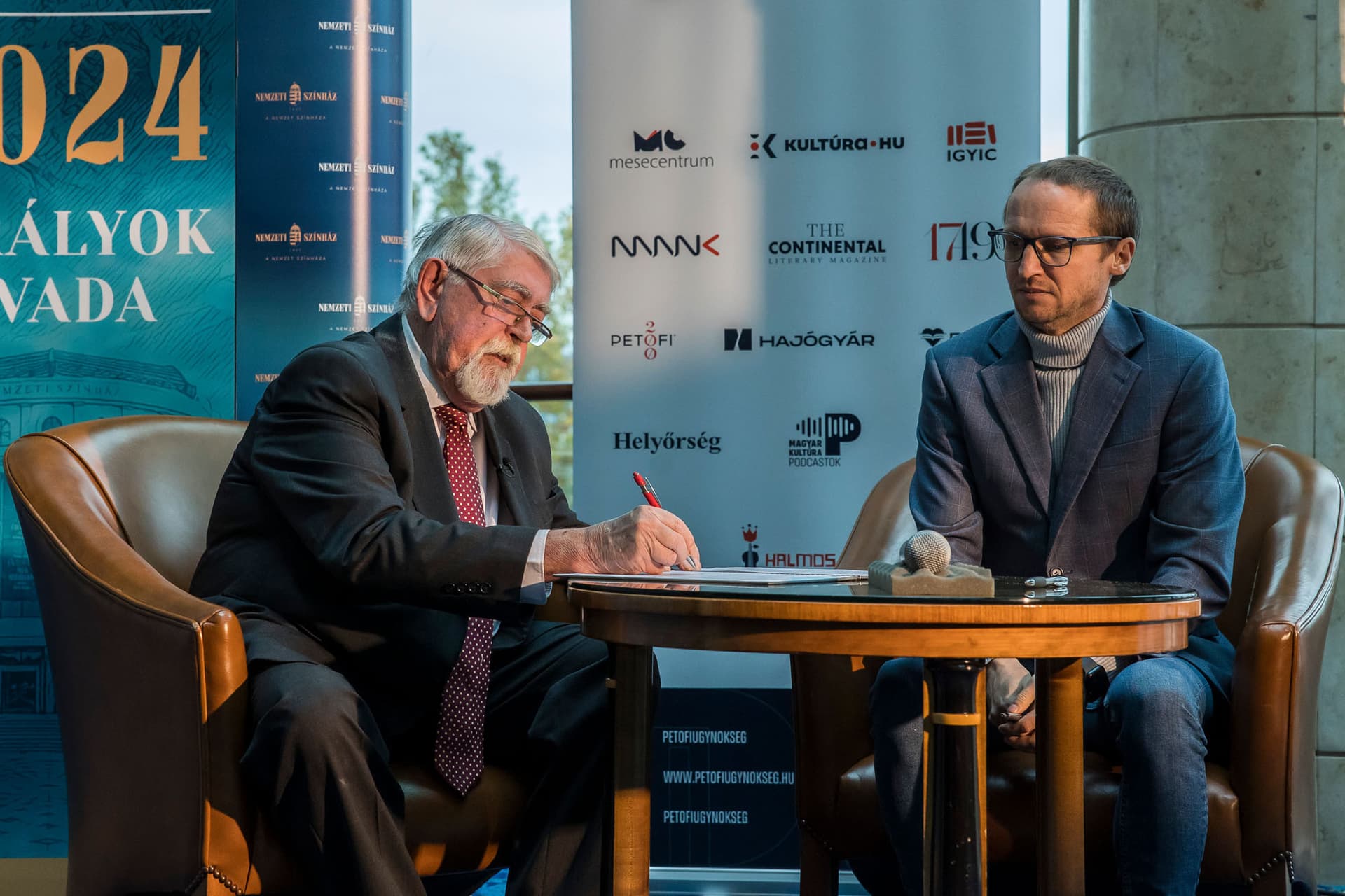 Kásler Miklós a Magyarságkutató Intézet főigazgatója  és Demeter Szilárd a Petőfi Irodalmi Ügynökség vezérigazgatója