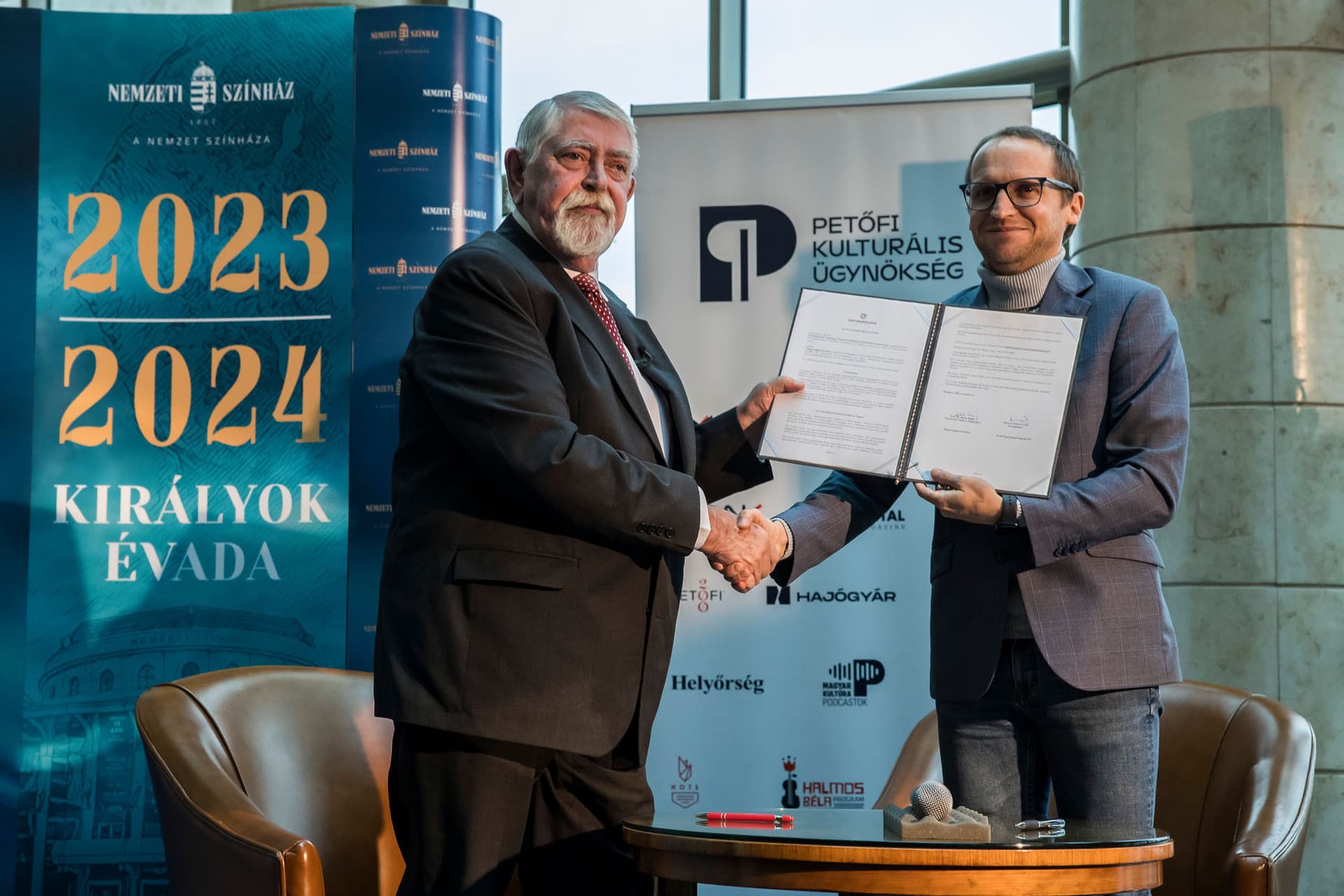 Kásler Miklós a Magyarságkutató Intézet főigazgatója  és Demeter Szilárd a Petőfi Irodalmi Ügynökség vezérigazgatója