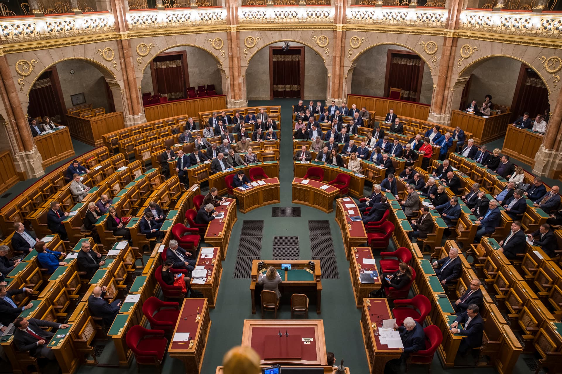 Ukrajna uniós csatlakozásáról tárgyal a parlament