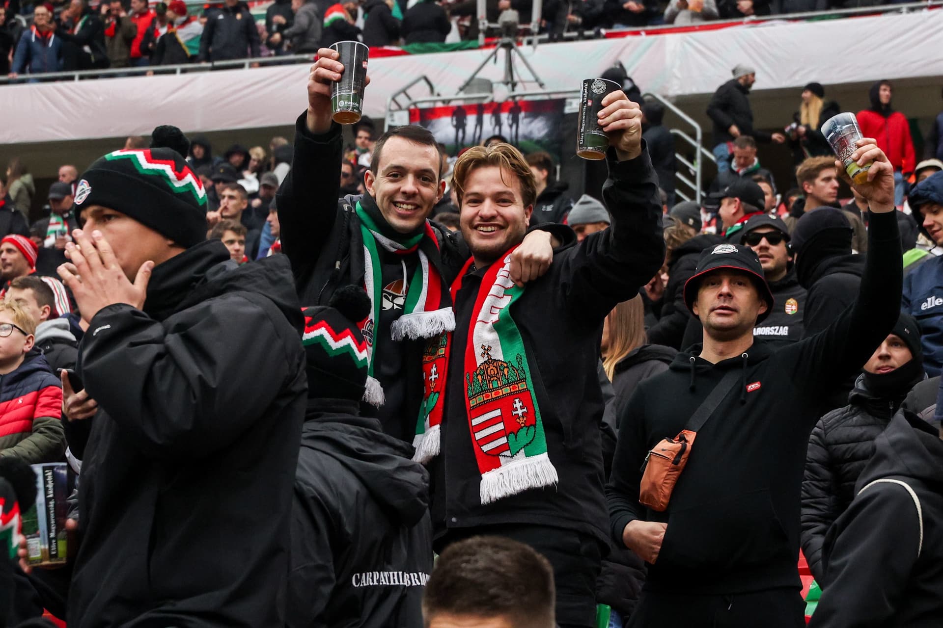 magyar válogatott puskás aréna szurkoló zászló sál