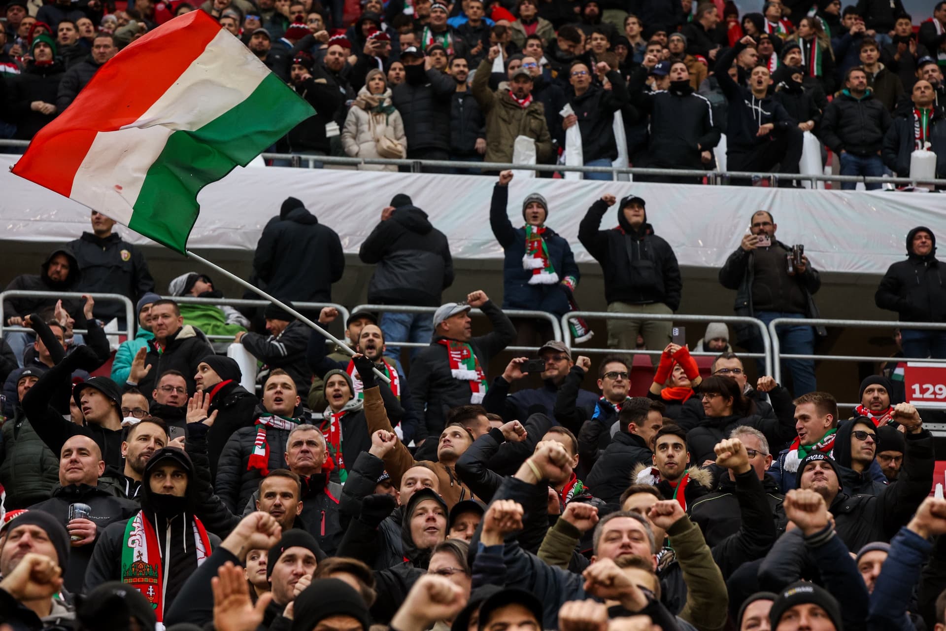puskás aréna teltház magyar válogatott zászló jókedv