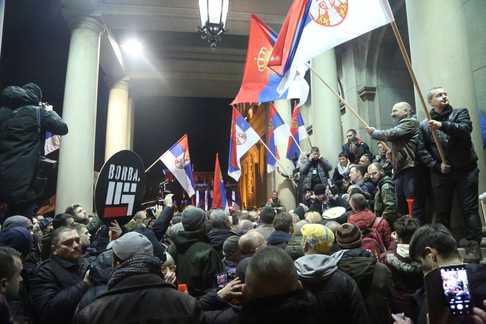 Durvul a helyzet Szerbiában, Vucic nyugalomra int
