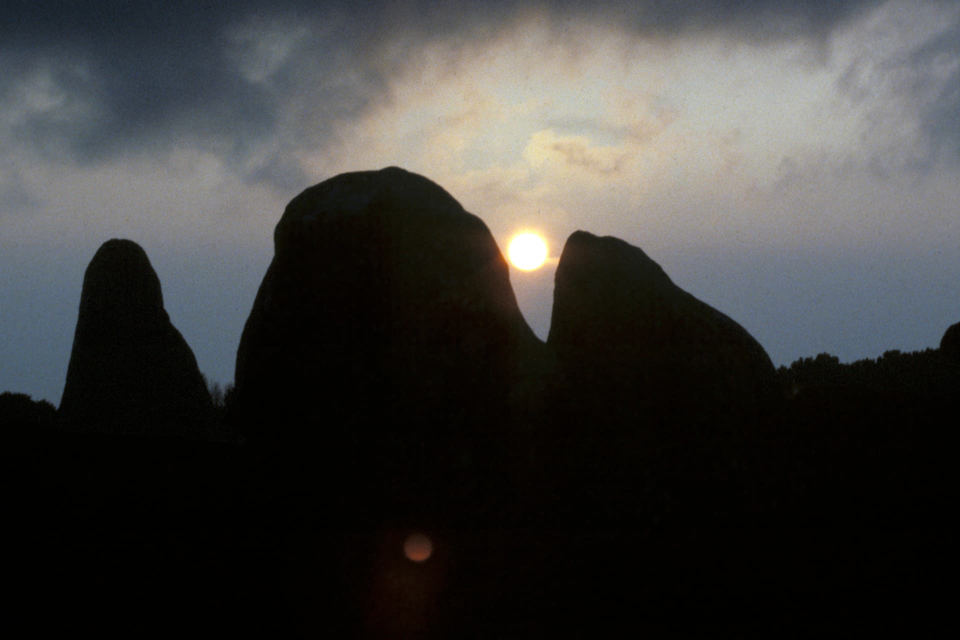 A francia Stonhenge-nél rejtélyes kövek sorakoznak, hátborzongató elméletekkel álltak elő a kutatók + VIDEÓ