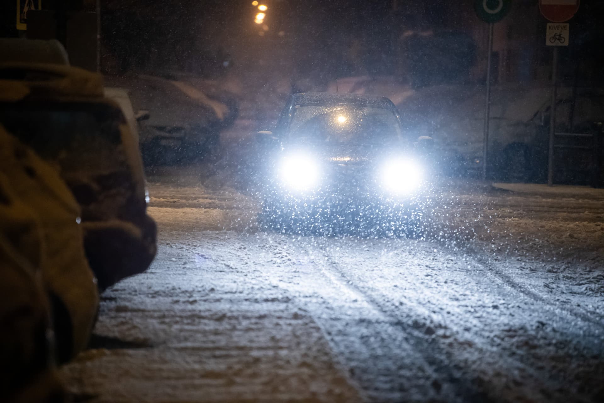 hóesés havazás hó autó parkoló autó éjszaka budapest belváros !!! FELHASZNÁLHATÓ 2024 január 7-ig !!!