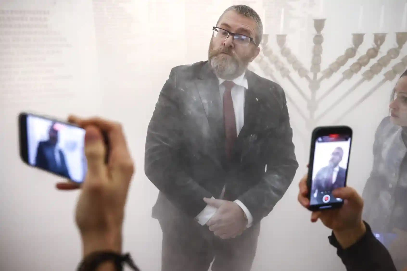 Poroltóval esett a hanukagyertyáknak a szélsőjobbos lengyel képviselő + VIDEÓ