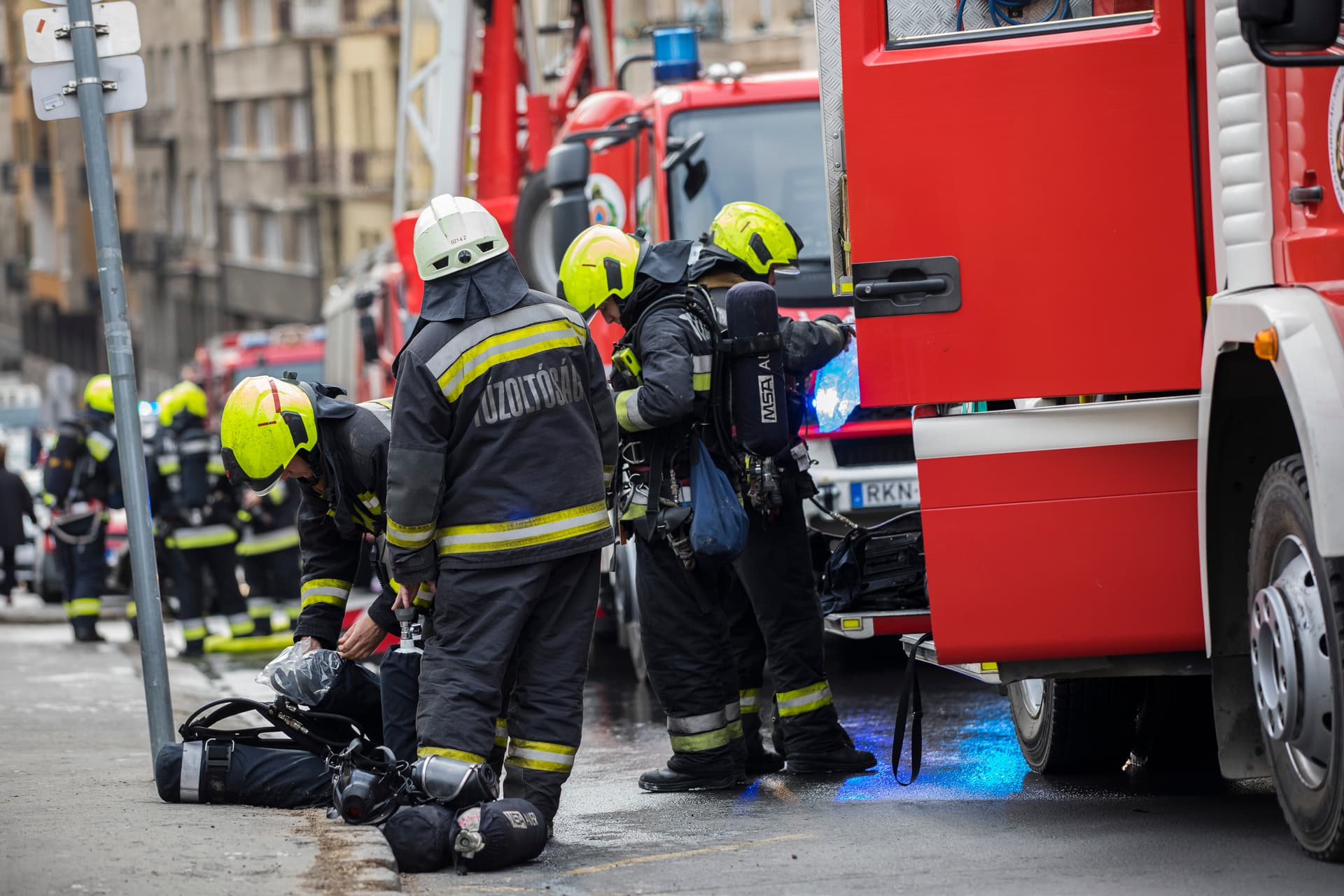 Kiürítettek egy társasházat