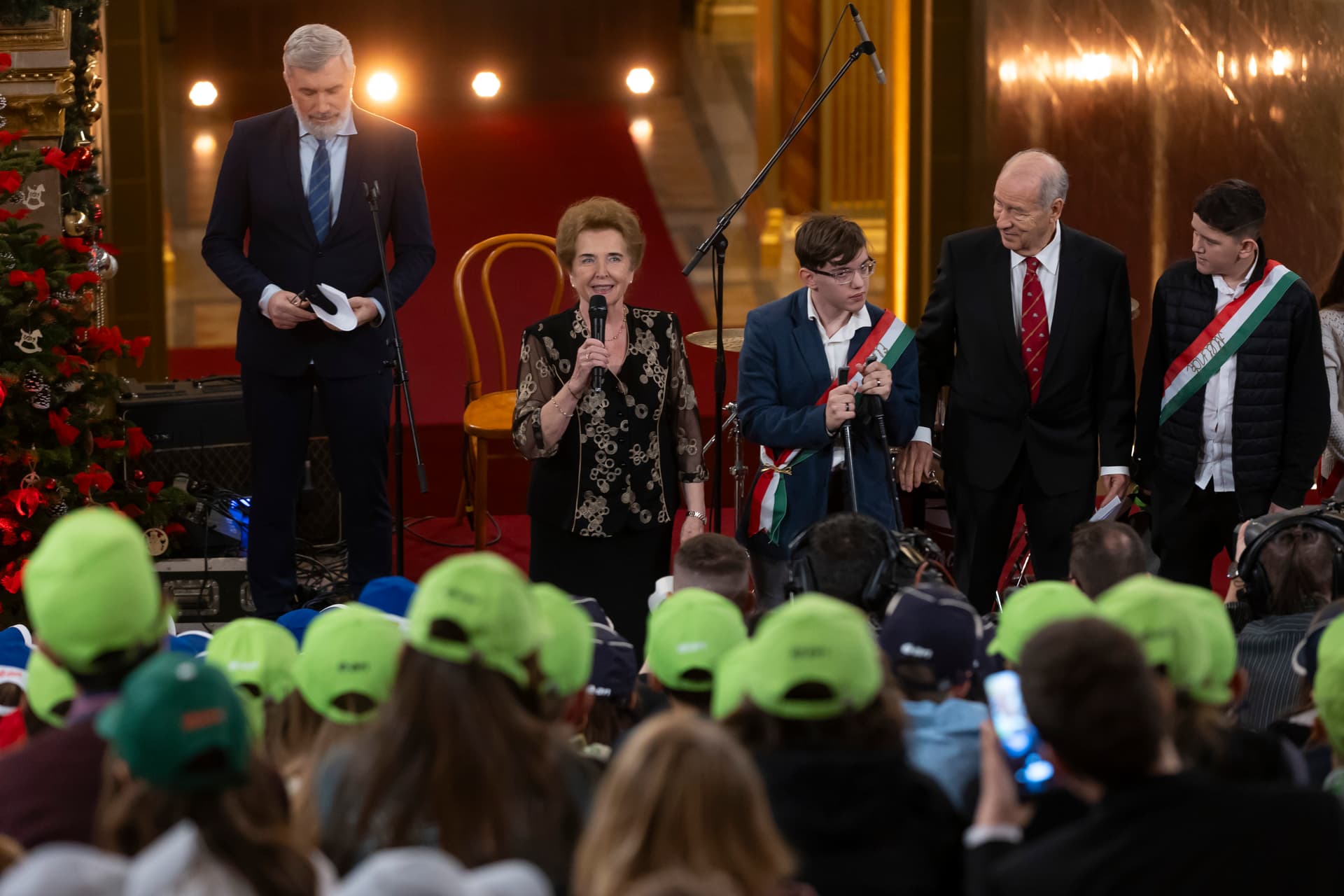 Mátrai Márta az Országgyűlés háznagya (b2), Karsai Zsombor  gyerek házelnök és Edvi Péter a a Nemzetközi Gyermekmentő Szolgálat alapító elnöke - Országházi Gyermekkarácsony a Parlamentben Országgyűlés és a Nemzetközi Gyermekmentő Szolgálat közös szervezésben