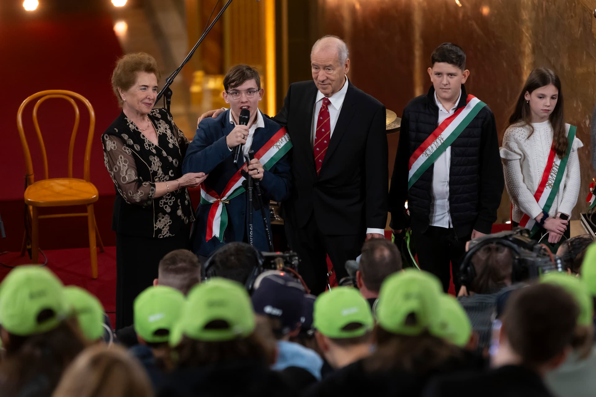 A gyerek házelnök elrendelte, hogy legyen béke ebben a házban, szeretet és vidámság költözzön be