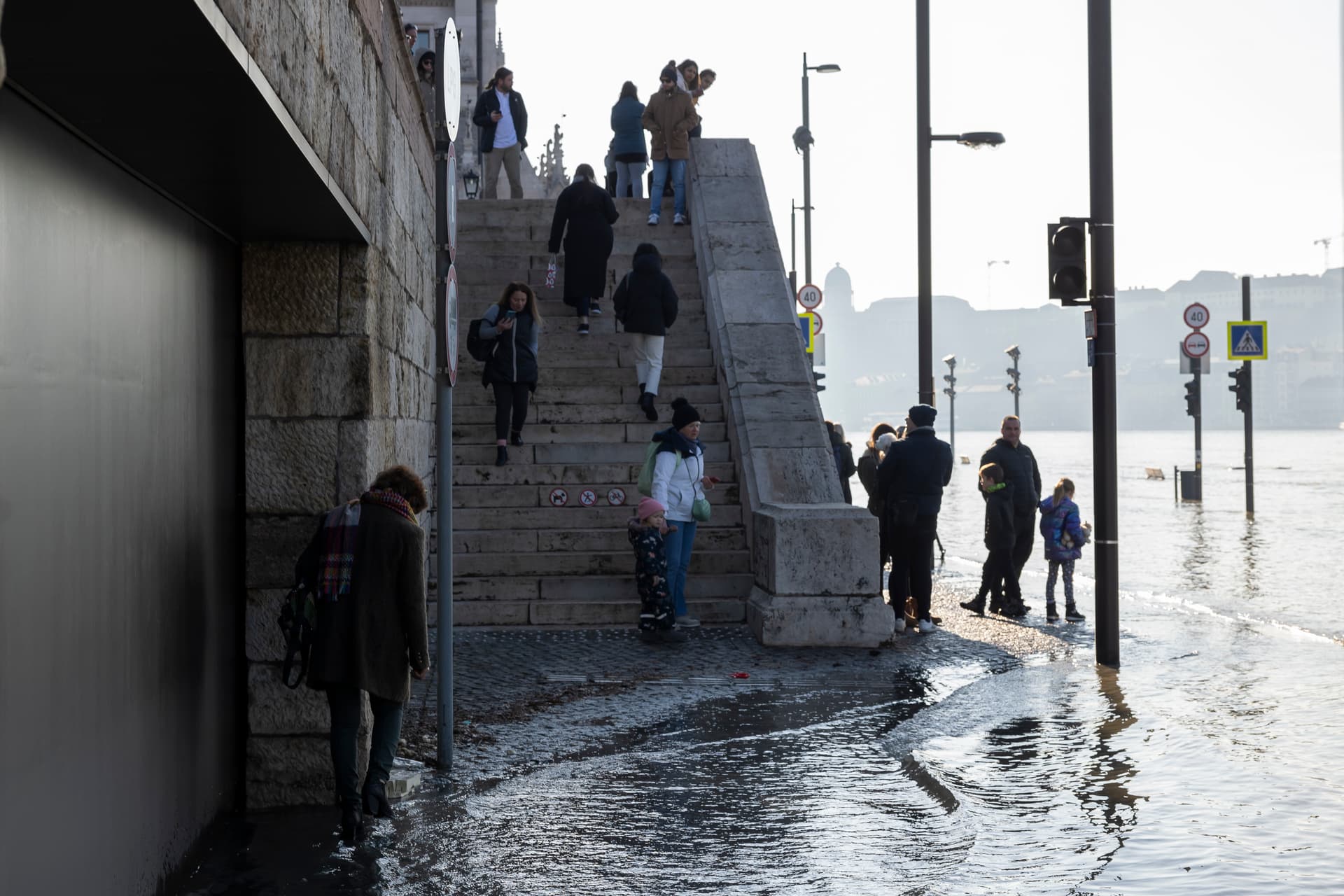 árvíz áradás rakpart duna dunapart vízállás