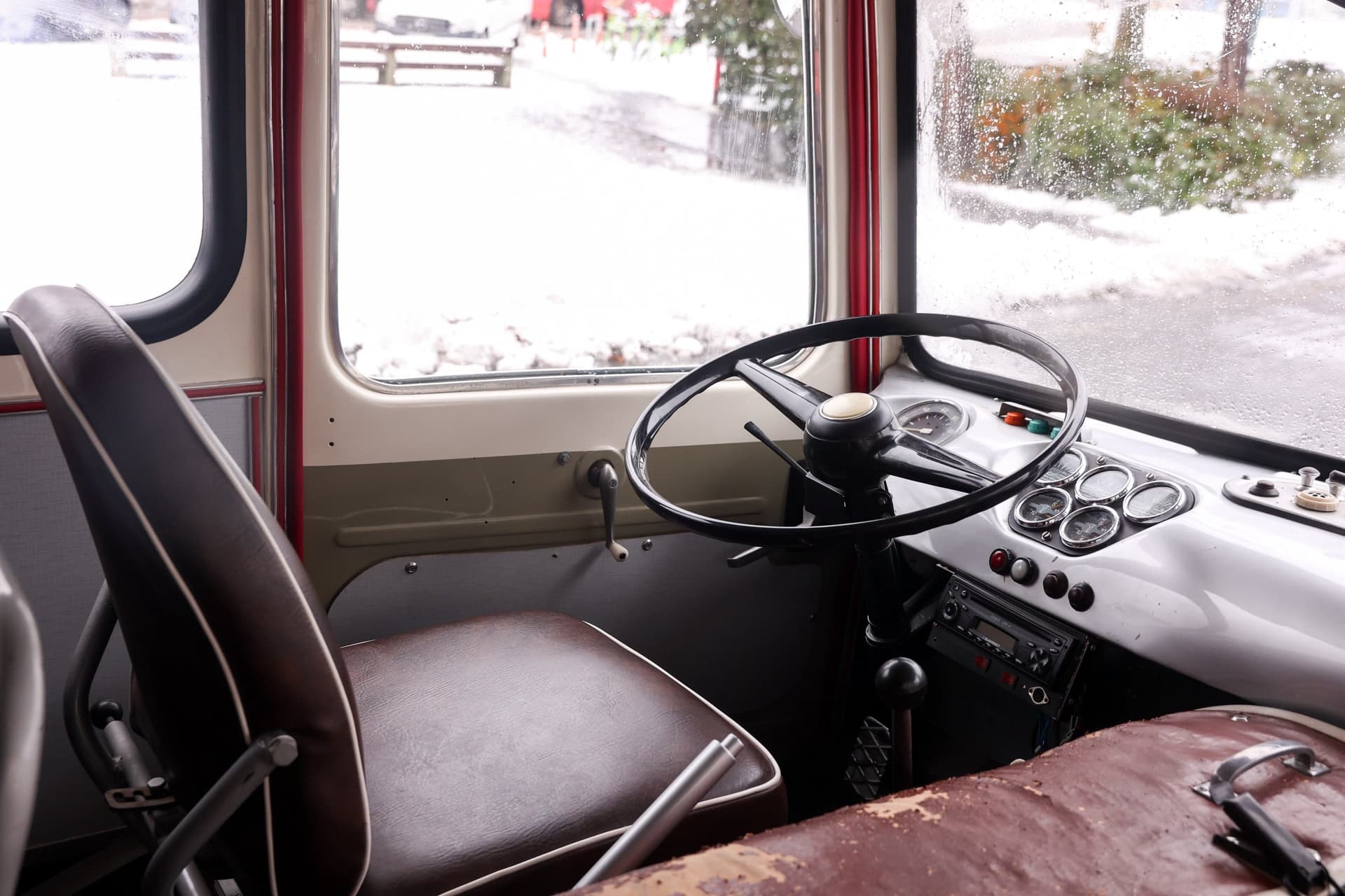 Az Ikarus 311-es nosztalgia járatán a vezetőfülke is a régi időket idézi fel