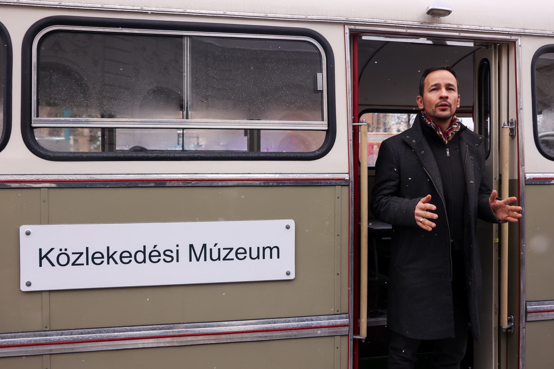 Schneller Domonkos, a Magyar Műszaki és Közlekedési Múzeum Mozgó múzeum sajtótájékoztatóján ismerteti a vendégekkel az Ikarus Nosztalgia járatának titkait