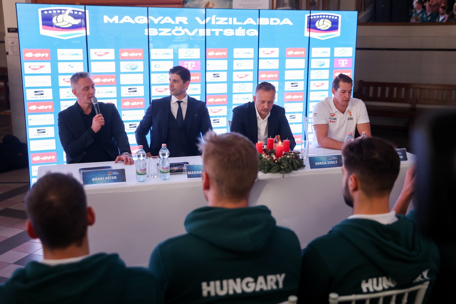 Bánfi Péter, Madaras Norbert, a Magyar Vízilabda Szövetség elnöke, Varga Zsolt szövetségi kapitány és Jansik Szilárd csapatkapitány (b-j)