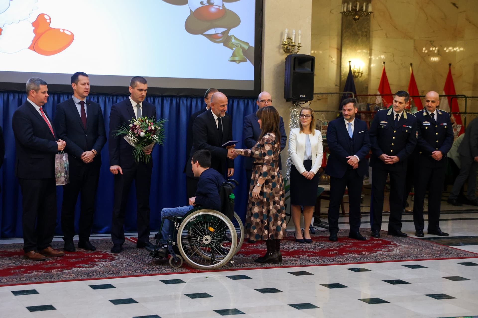 Családokat ajándékozott meg a Belügyminisztérium karácsony alkalmából