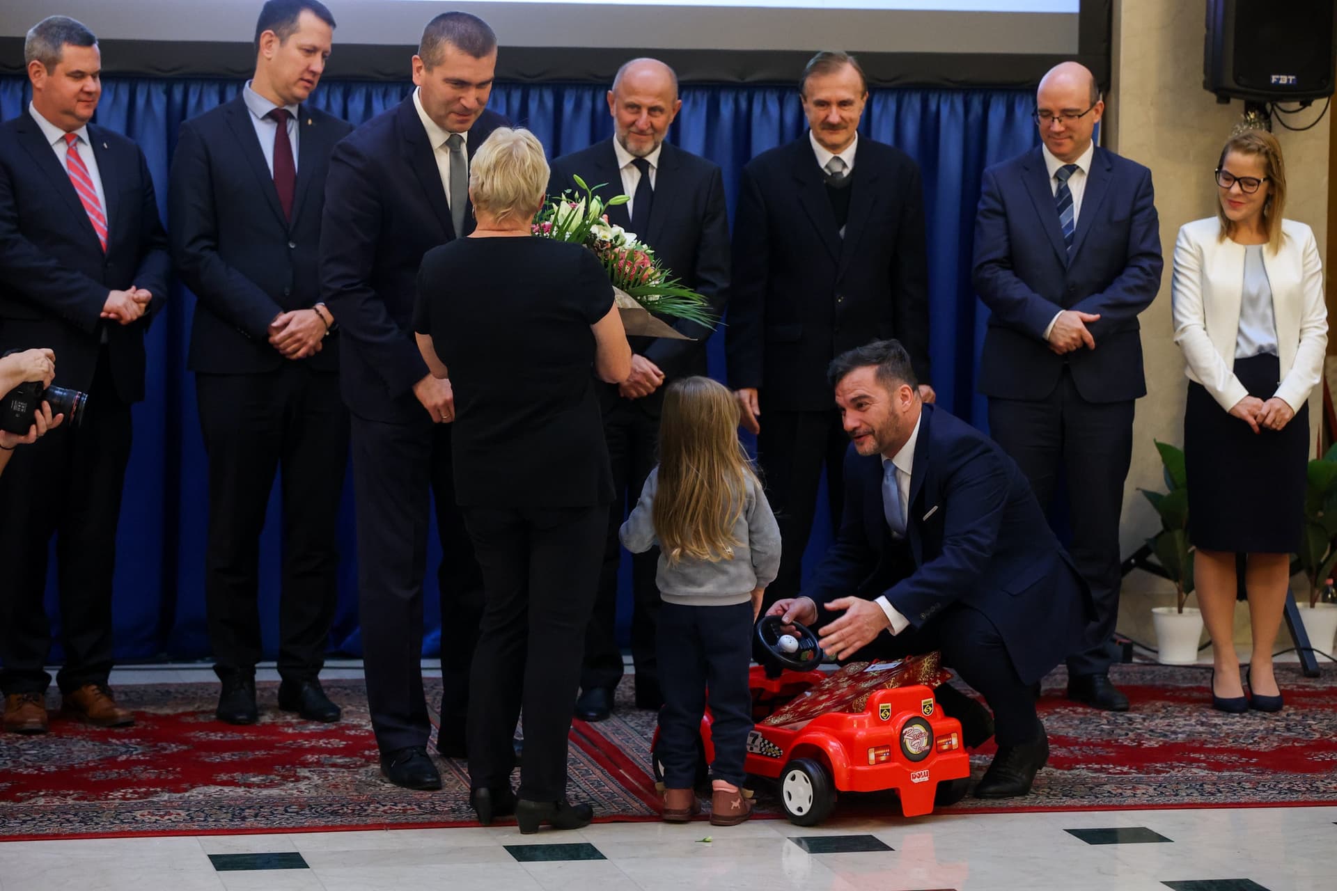 Családokat ajándékozott meg a Belügyminisztérium karácsony alkalmából