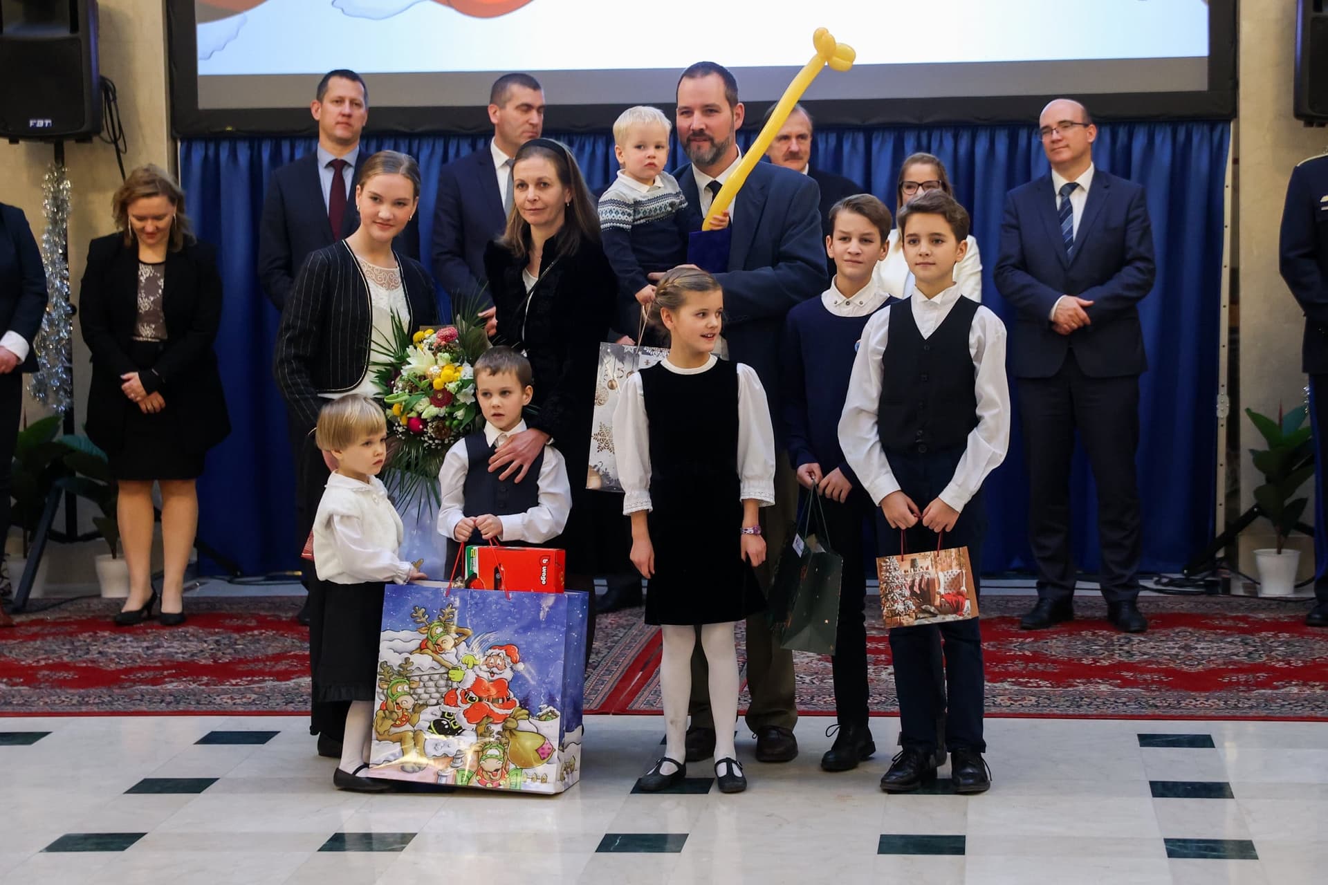 Karácsonyi ünnepséget tartott kedden a Belügyminisztérium. A nagycsaládosokat és a szolgálatteljesítés közben elhunytak hozzátartozóit köszöntötték