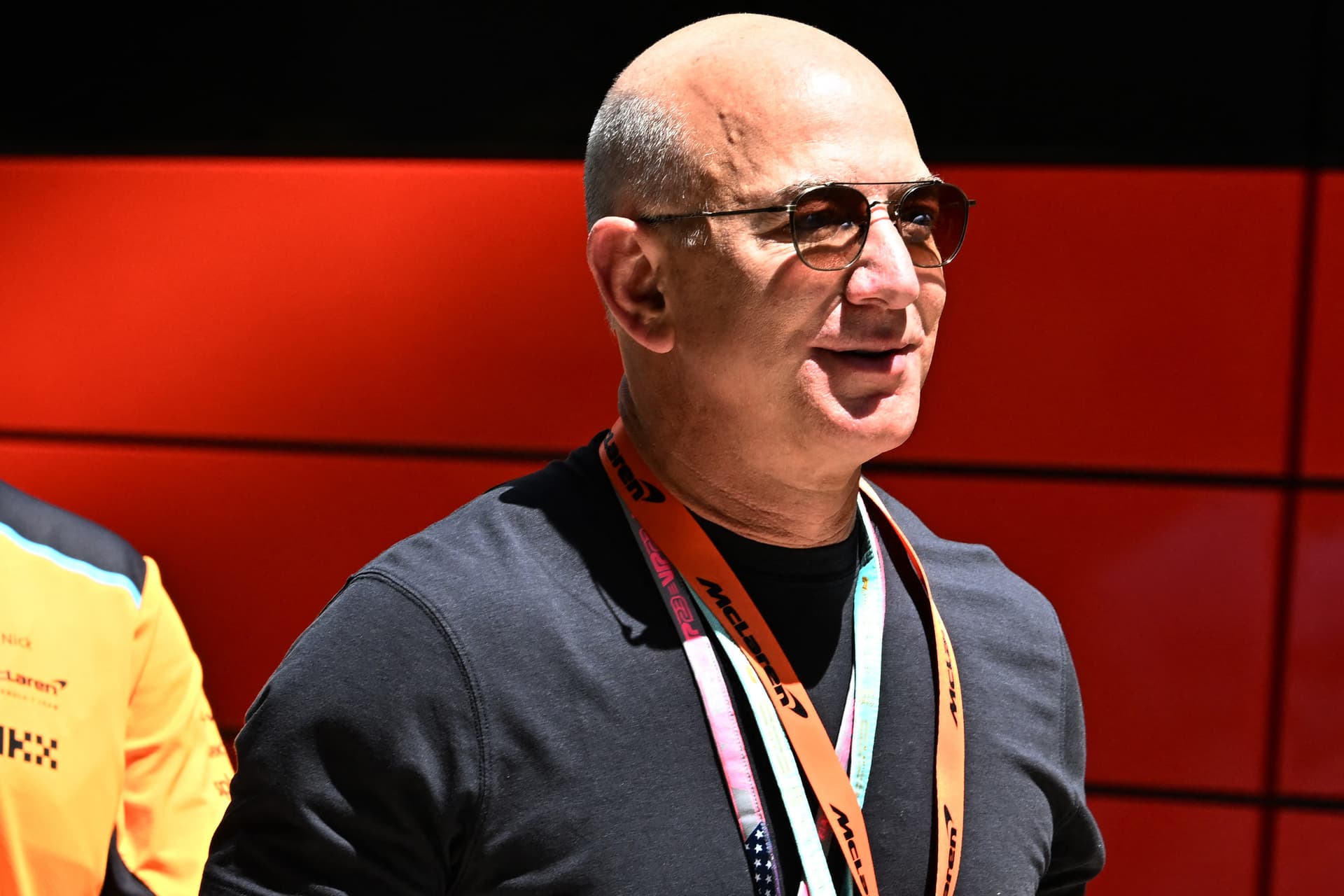 Jeff Bezos nem aprózza