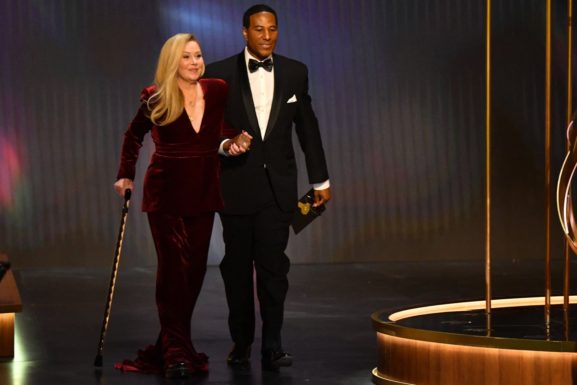 A szklerózis multiplexszel küzdő Christina Applegate viccelődött az Emmy-gálán + VIDEÓ
