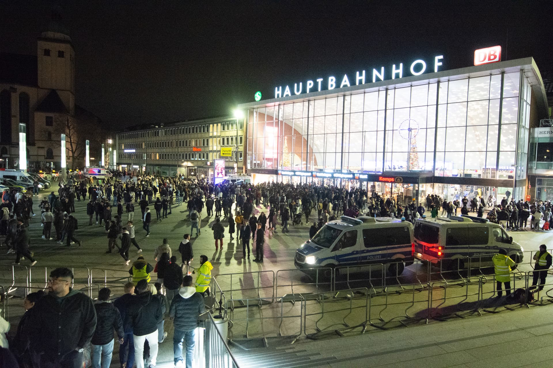 További három gyanúsítottat vettek őrizetbe a kölni dóm elleni iszlamista terrorfenyegetés ügyében