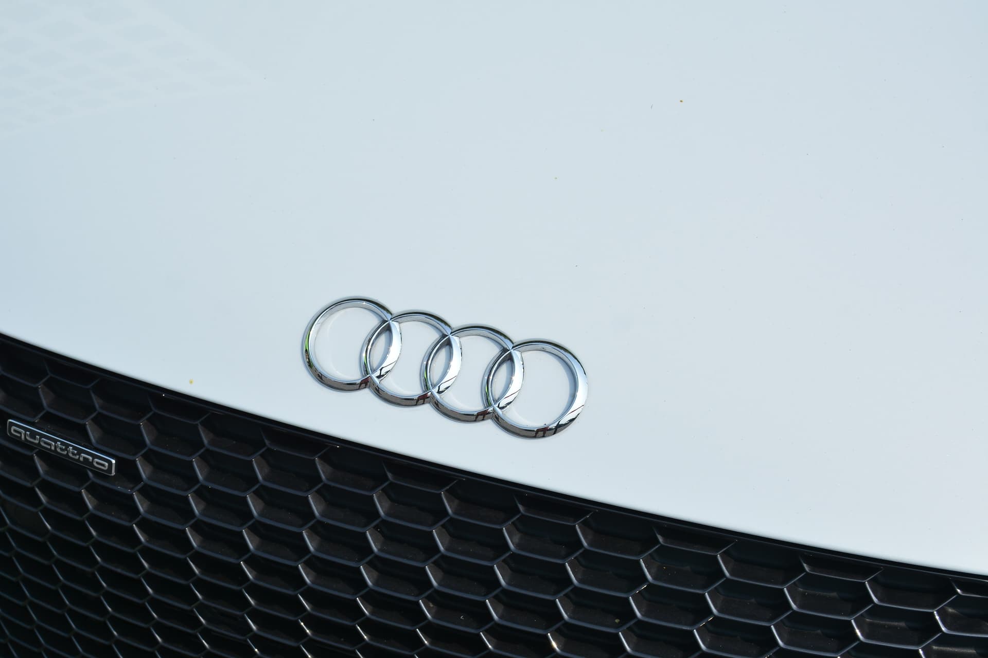 Átszakította a híd korlátját egy Audi Gyöngyösön