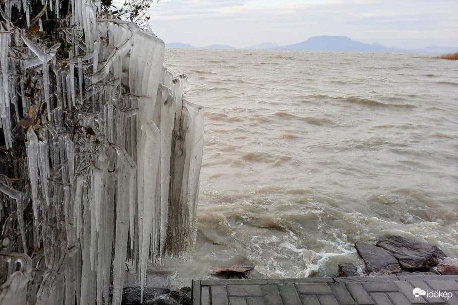 Elkezdett befagyni a Balaton, gyönyörű fotók a tó partjáról